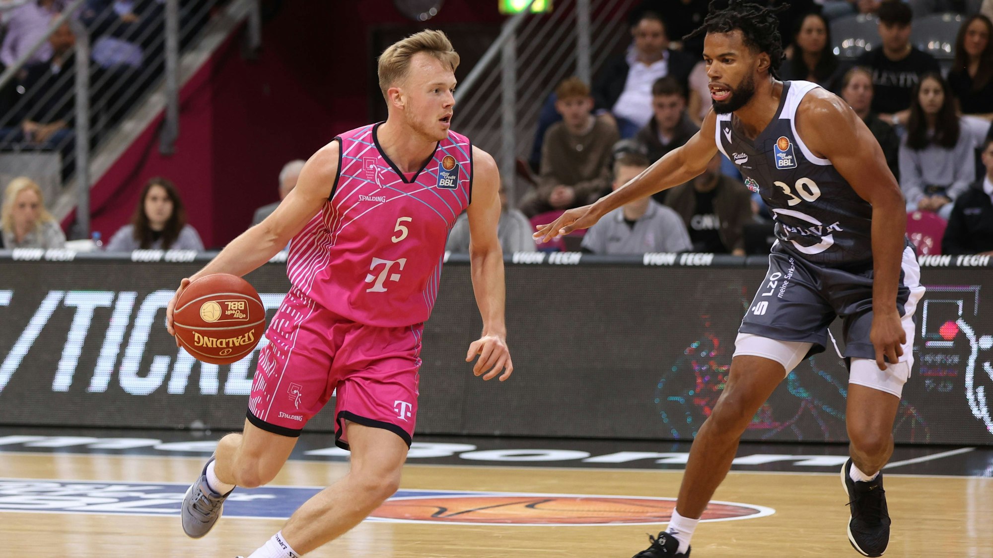 Spielmacher Harald Frey (l.) soll die Baskets am Samstag zum Sieg gegen Rostock führen.