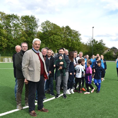 Im Kreis von Vereinsvorständen, Nachwuchsmannschaften, Politik und Bauleuten übergab Bürgermeister Sascha Solbach den Kunstrasenplatz an den SV Kaster und den SC Borussia Kaster/Königshofen.