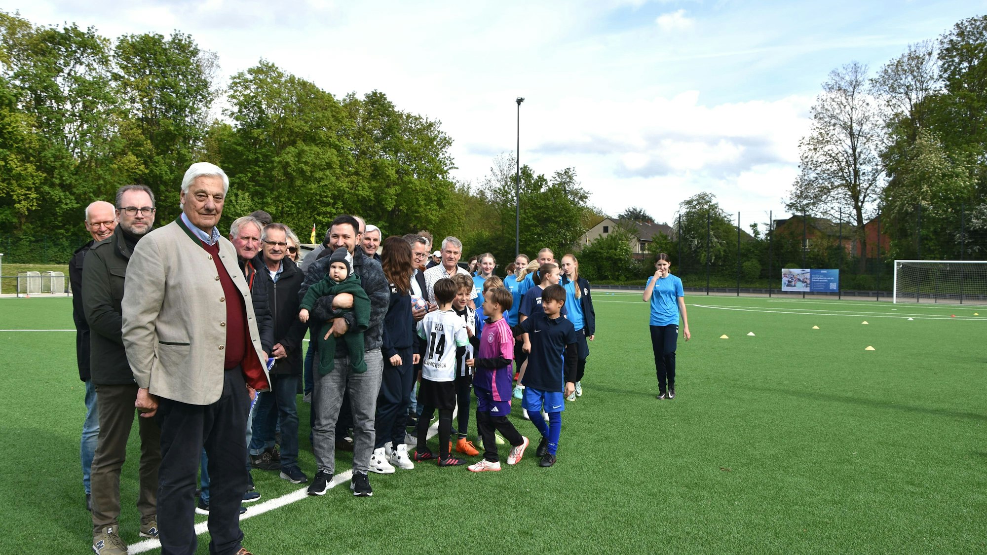 Im Kreis von Vereinsvorständen, Nachwuchsmannschaften, Politik und Bauleuten übergab Bürgermeister Sascha Solbach den Kunstrasenplatz an den SV Kaster und den SC Borussia Kaster/Königshofen.