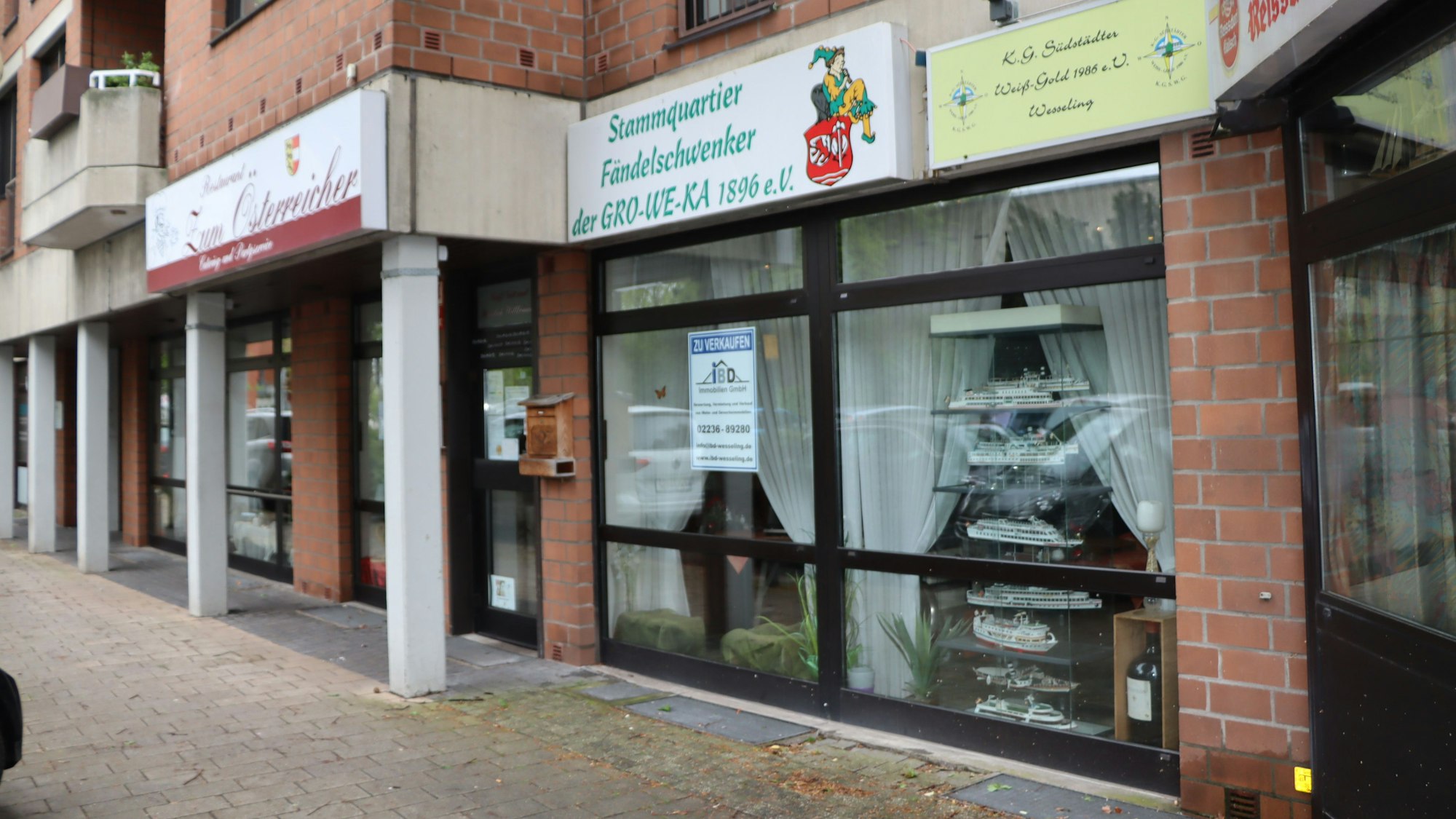 Auf dem Foto ist das geschlossene Lokal in Wesseling zu sehen. Wesselinger Karnevalsgesellschaften haben an den Außenfassaden des Restaurants ihr Vereinsschild aufgehängt, um zu zeigen, dass der „Österreicher“ ihr Stammlokal ist.