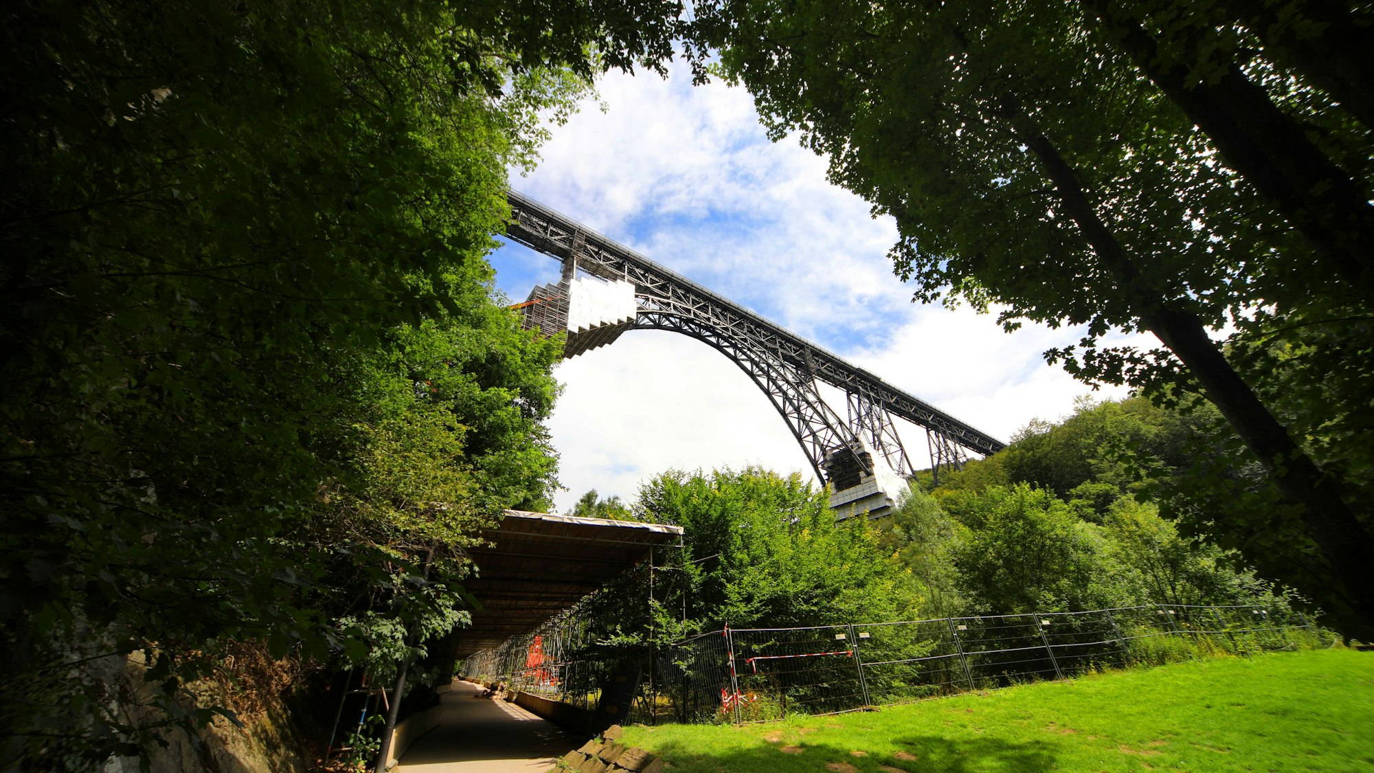Solingen-Burg, Wandertag August 2020, Von Schloss Burg an der Wupper zur Müngstener Brücke, Brückenpark, Sessellift, Seilbahn, Schwebefähre, Bergischer Weg, Bergisches Wanderland, Unterburg, Engelbert von Berg mit Mund-Nase-Schutz, Maske