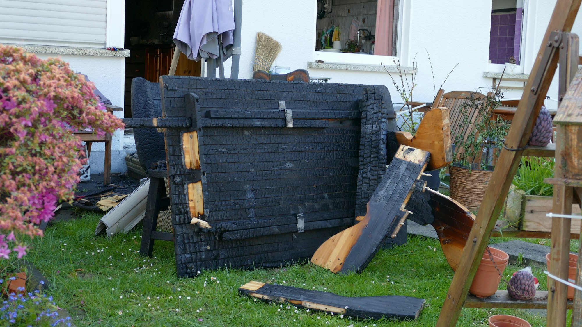 Völlig verkohlt ist dieser Tisch, den die Feuerwehr nach draußen beförderte.