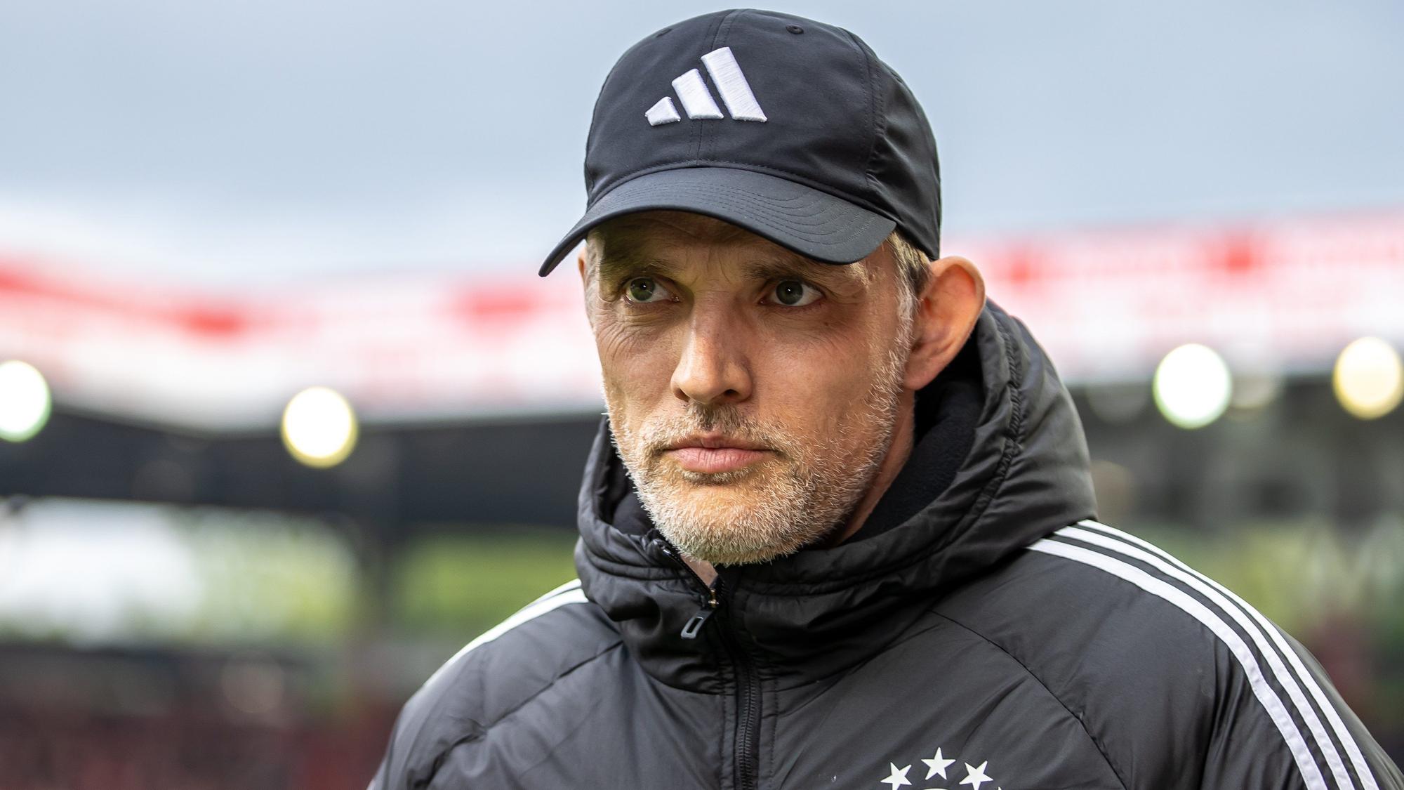 Trainer Thomas Tuchel von Bayern München blickt konzentriert vor Spielbeginn.
