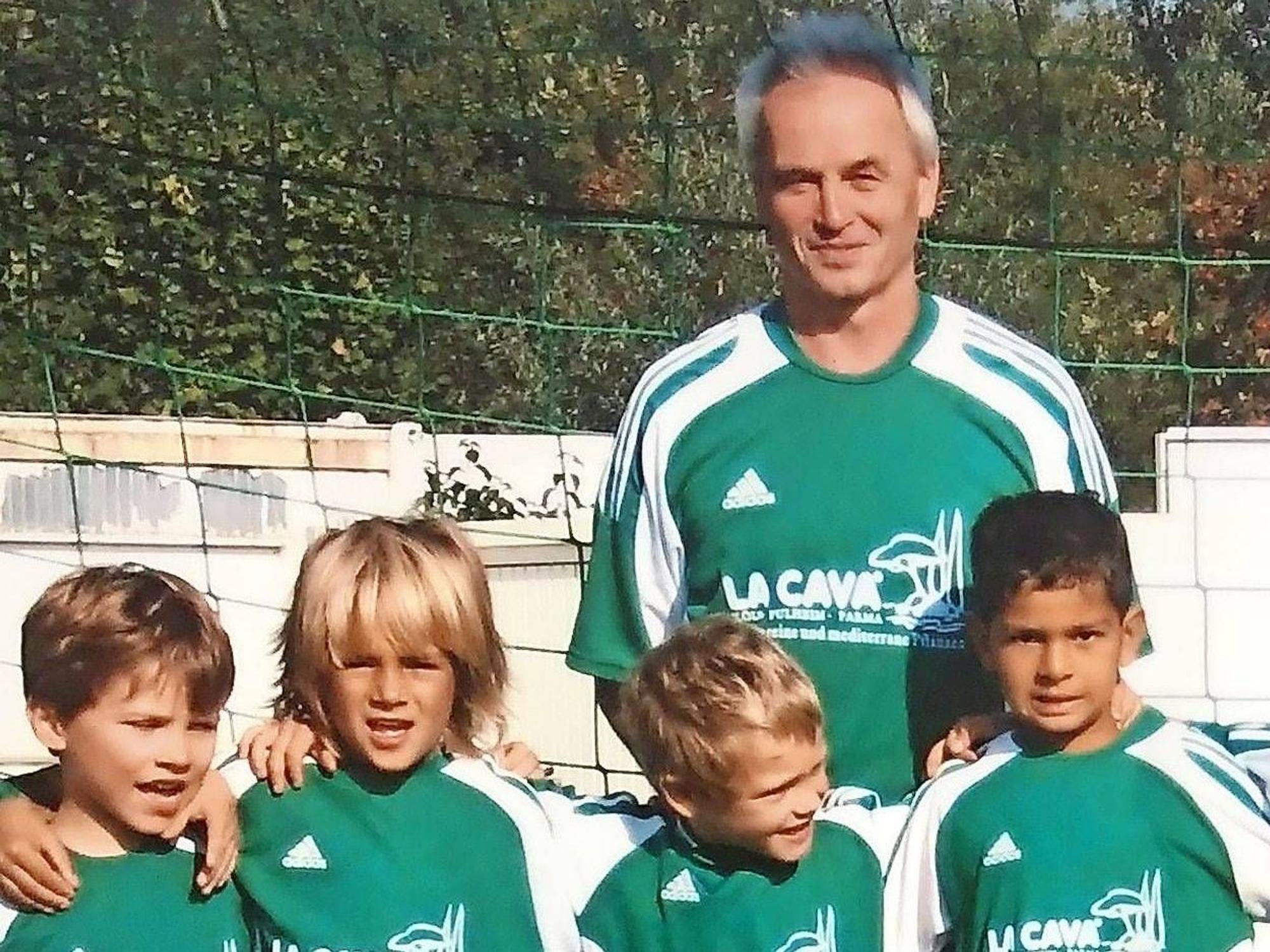 Das Bild zeigt Vater Hans-Joachim Wirtz mit Kindern von Grün-Weiß Brauweiler.