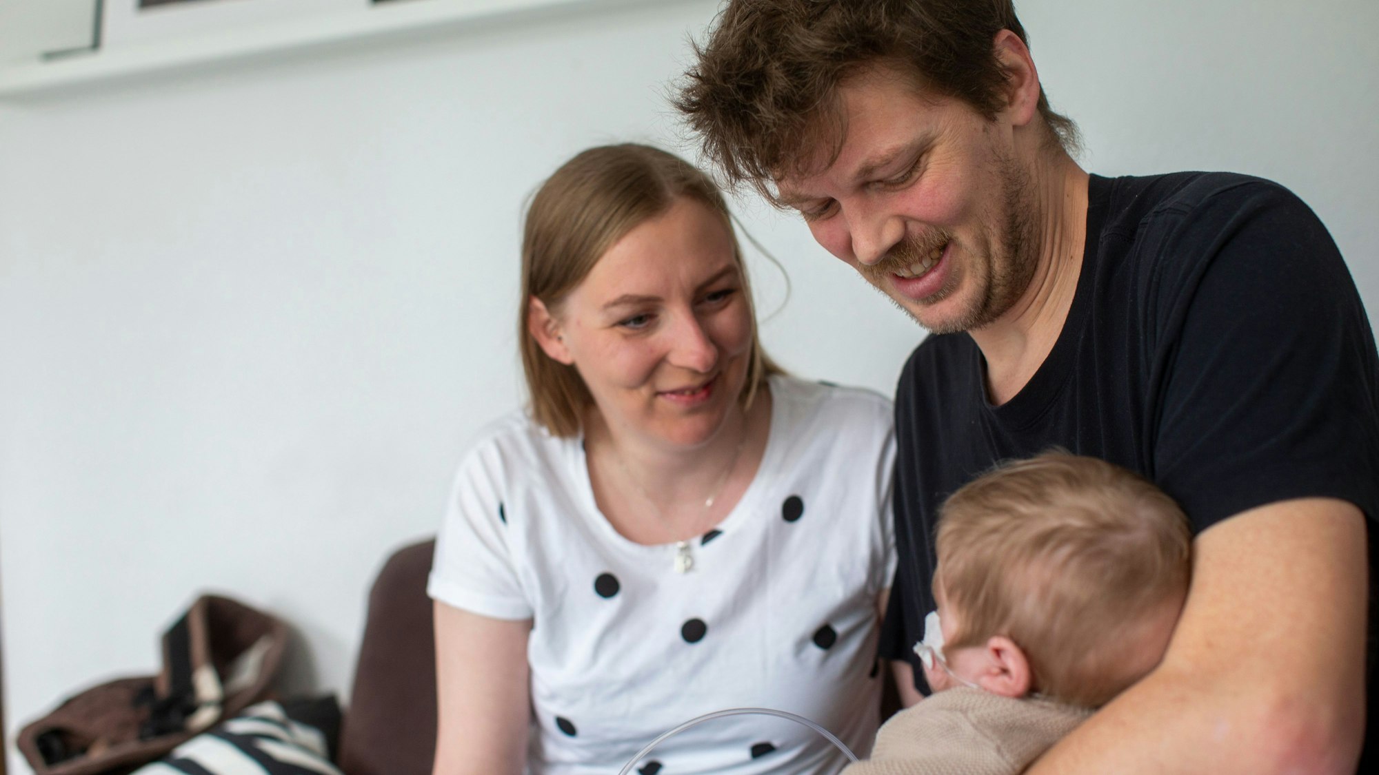 Sandra und Jens aus Köln mit ihrer jüngsten Tochter. Ihr wurde im Dezember ein neues Herz transplantiert.