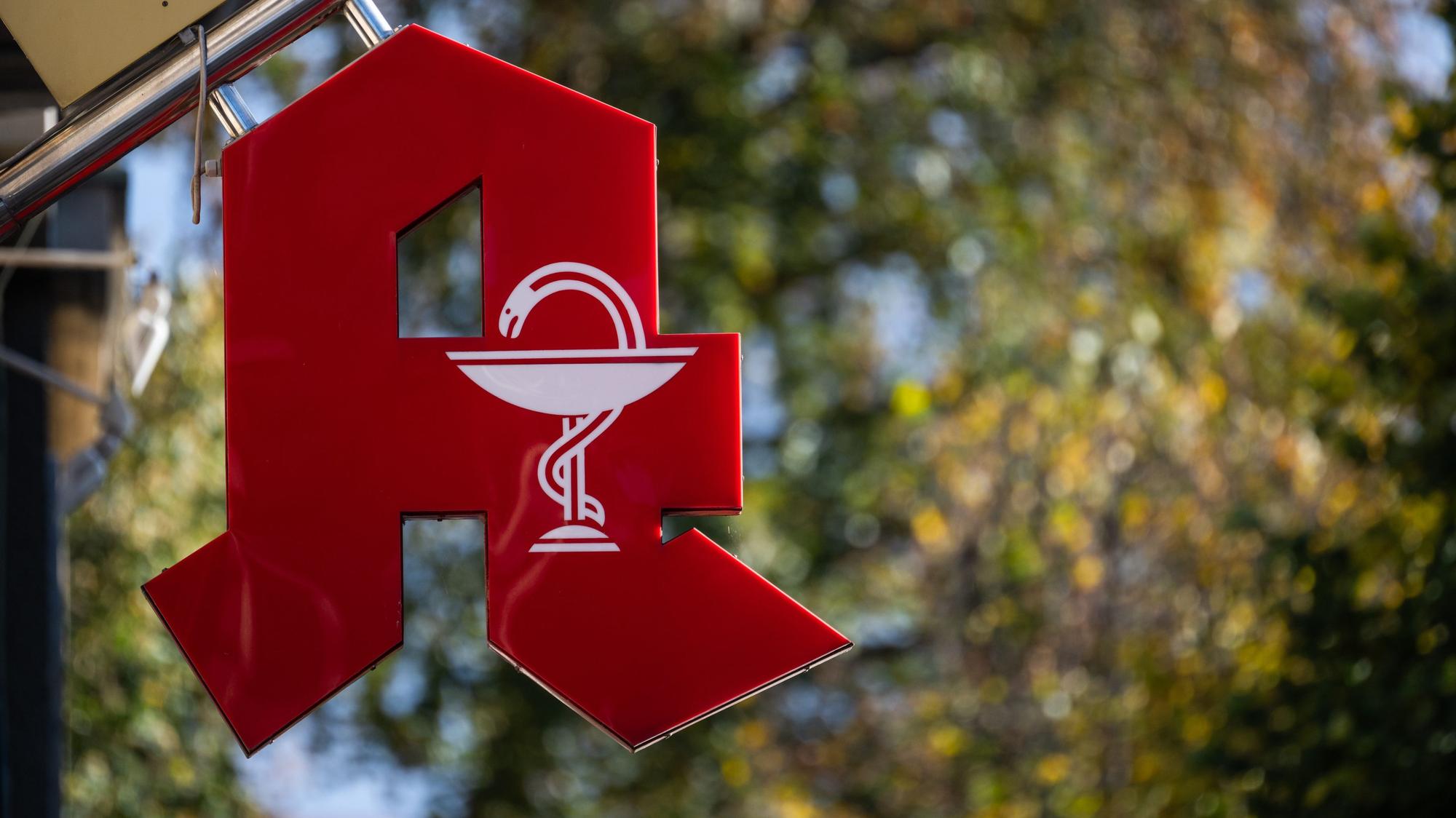 Das Bild zeigt das Apotheken-A an einer Apotheke.