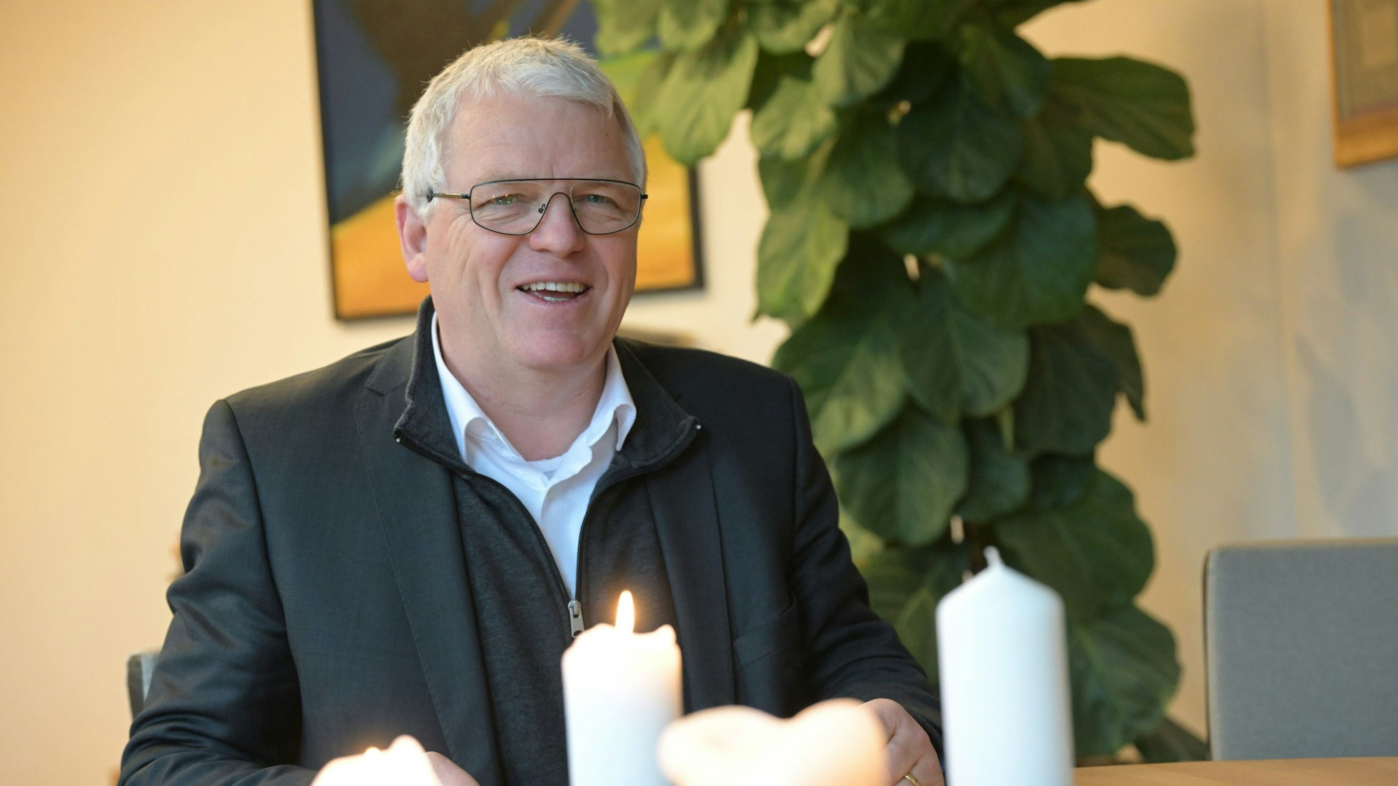 Willi Heider sitzt in seinem Büro.