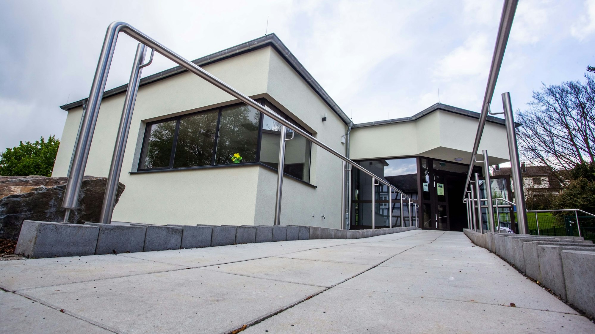 Eine bequeme Rampe führt nun hinauf zum Eingang des Gertrudisheims.