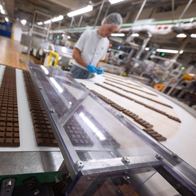 Schokoladentafeln liegen in der Produktion am Hauptsitz der Alfred Ritter GmbH & Co. KG, auf einem Laufband.