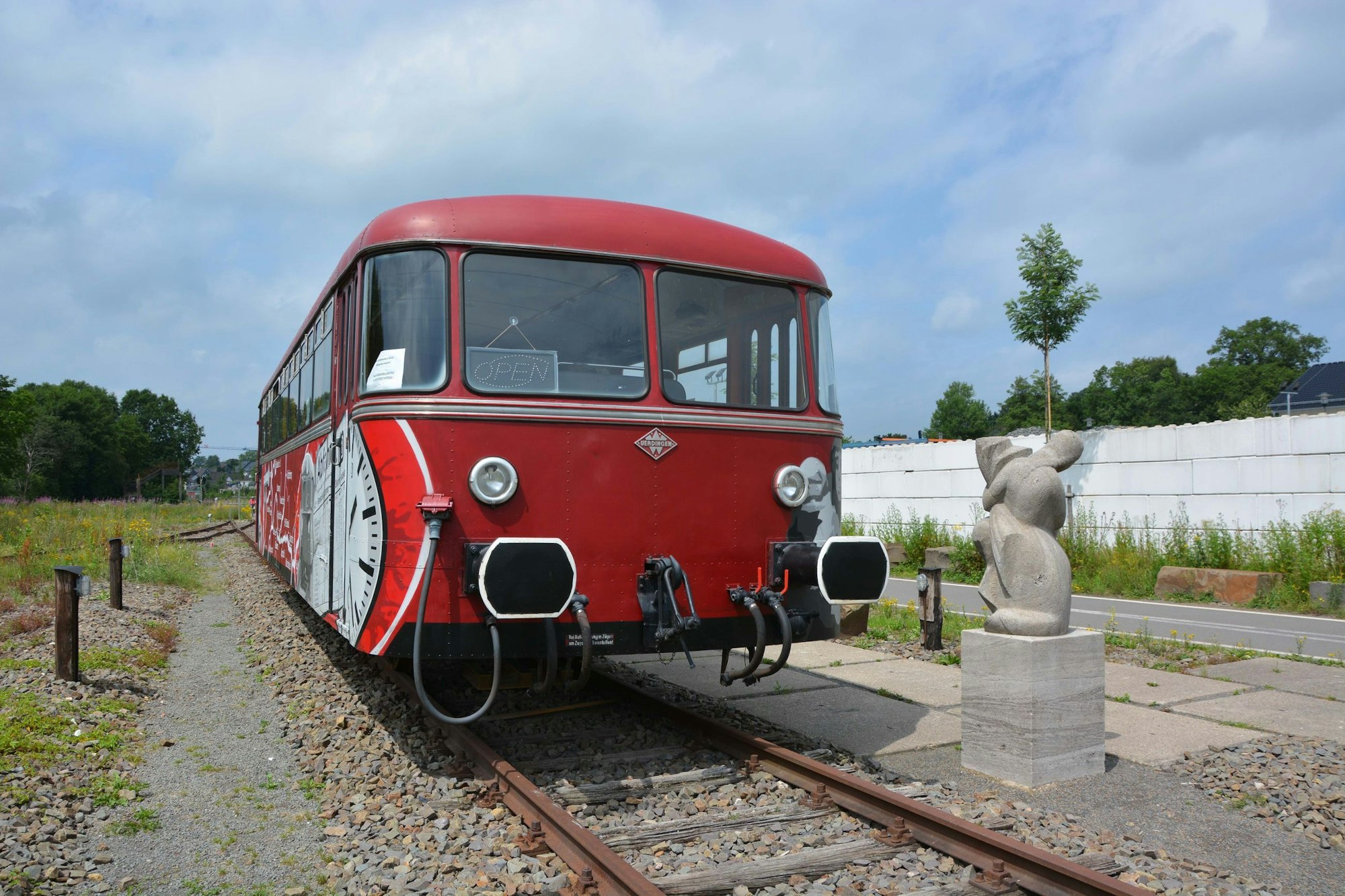 An der alten Bahntrasse zwischen Marienheide und Wermelskirchen erinnert ein alter Schienenbus an die stillgelegte Strecke, die jetzt als Radweg beliebt ist.