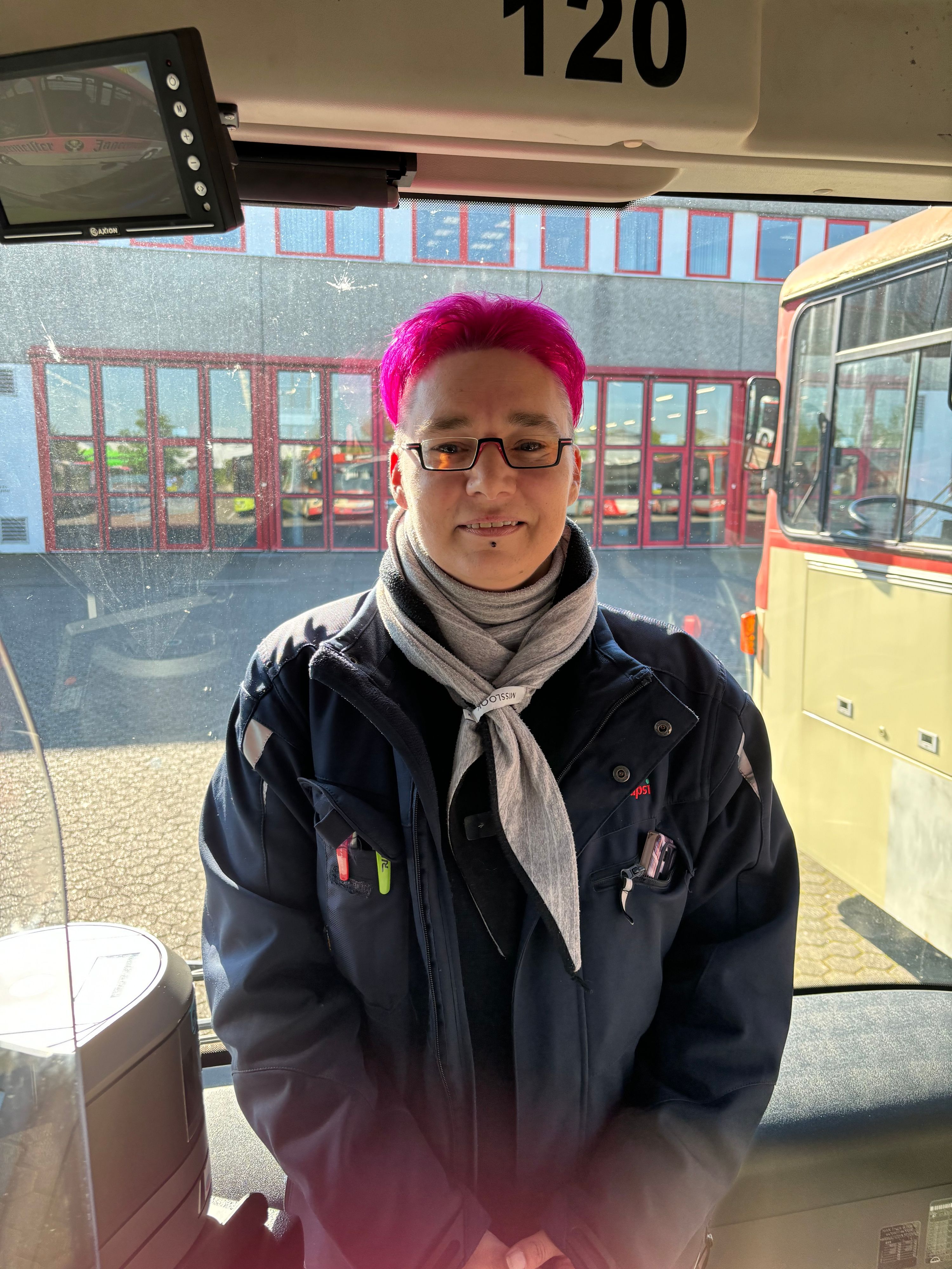 Eine Frau lächelt in die Kamera.