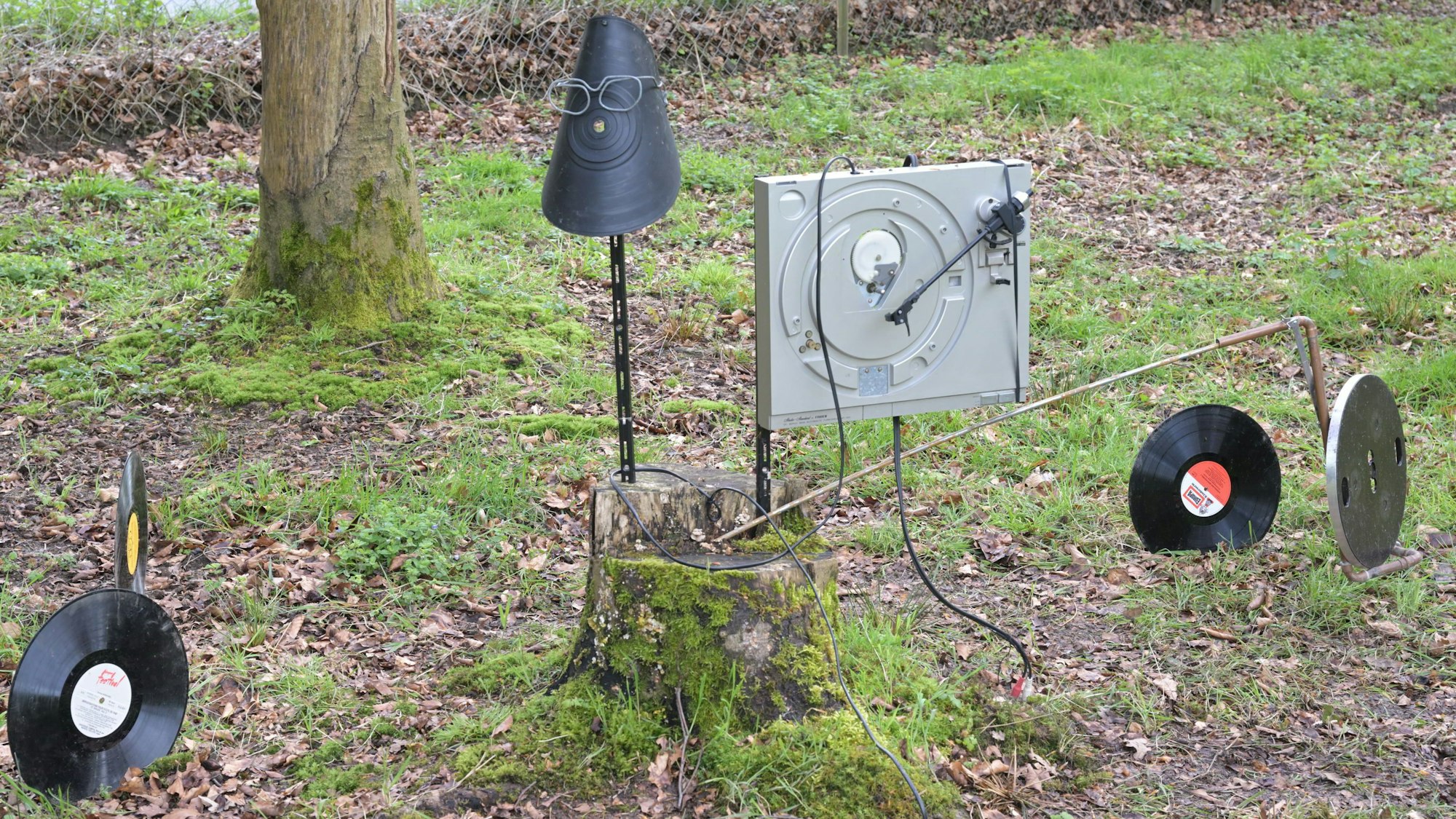 Das Element Musik bringt eine Installation von Richard Wincziers in den Skulpturengarten Brander Straße in Rösrath.