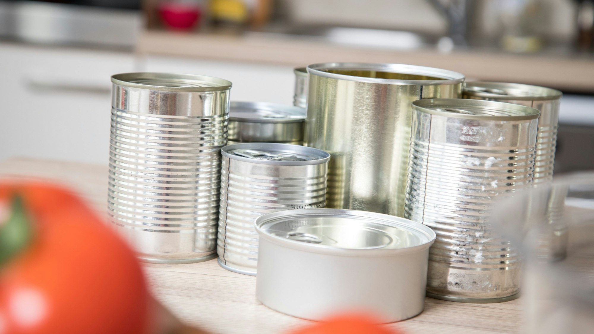 Konservendosen stehen auf einer Ablage in der Küche