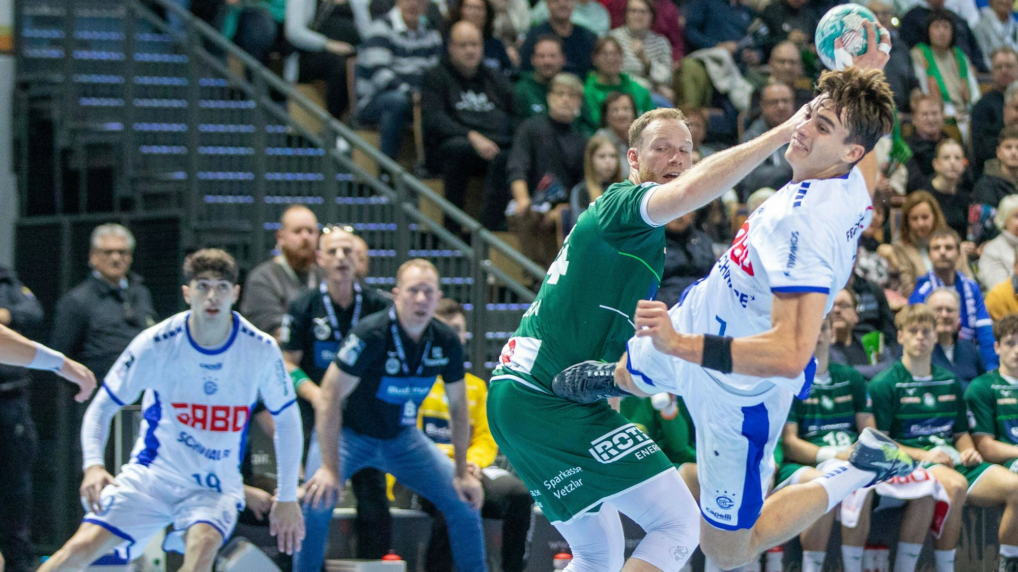 Wetzlars Lenny Rubin stellt sich Gummersbachs Julian Köster entgegen.