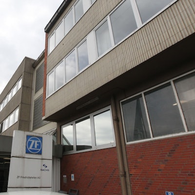 Ein Fabrikgebäude mit dem ZF-Logo am Eingang.