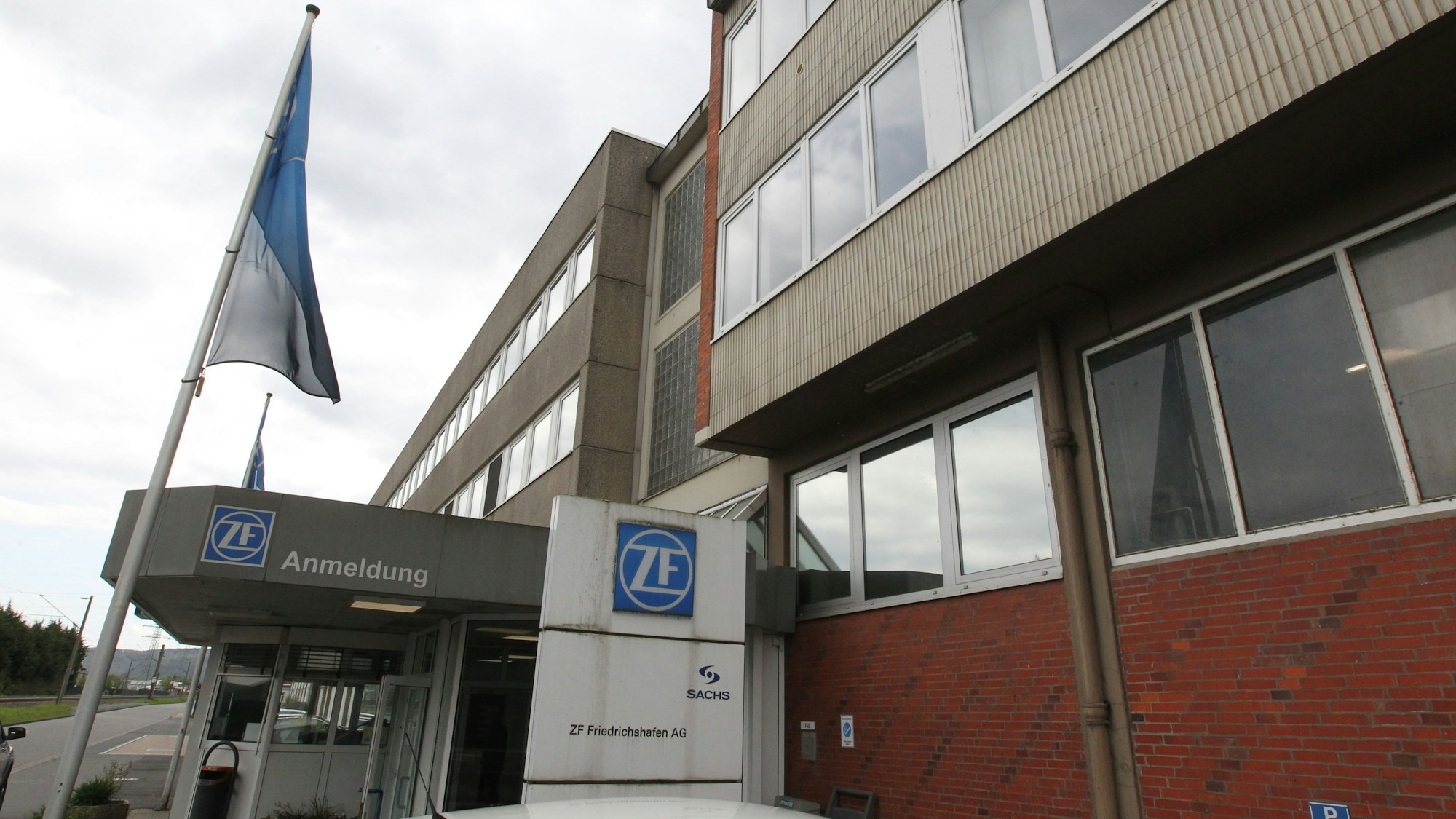 Die Zufahrt zu einem Industriebetrieb. Auf einem blauen Schild sind die Buchstaben Z und F zu sehen.