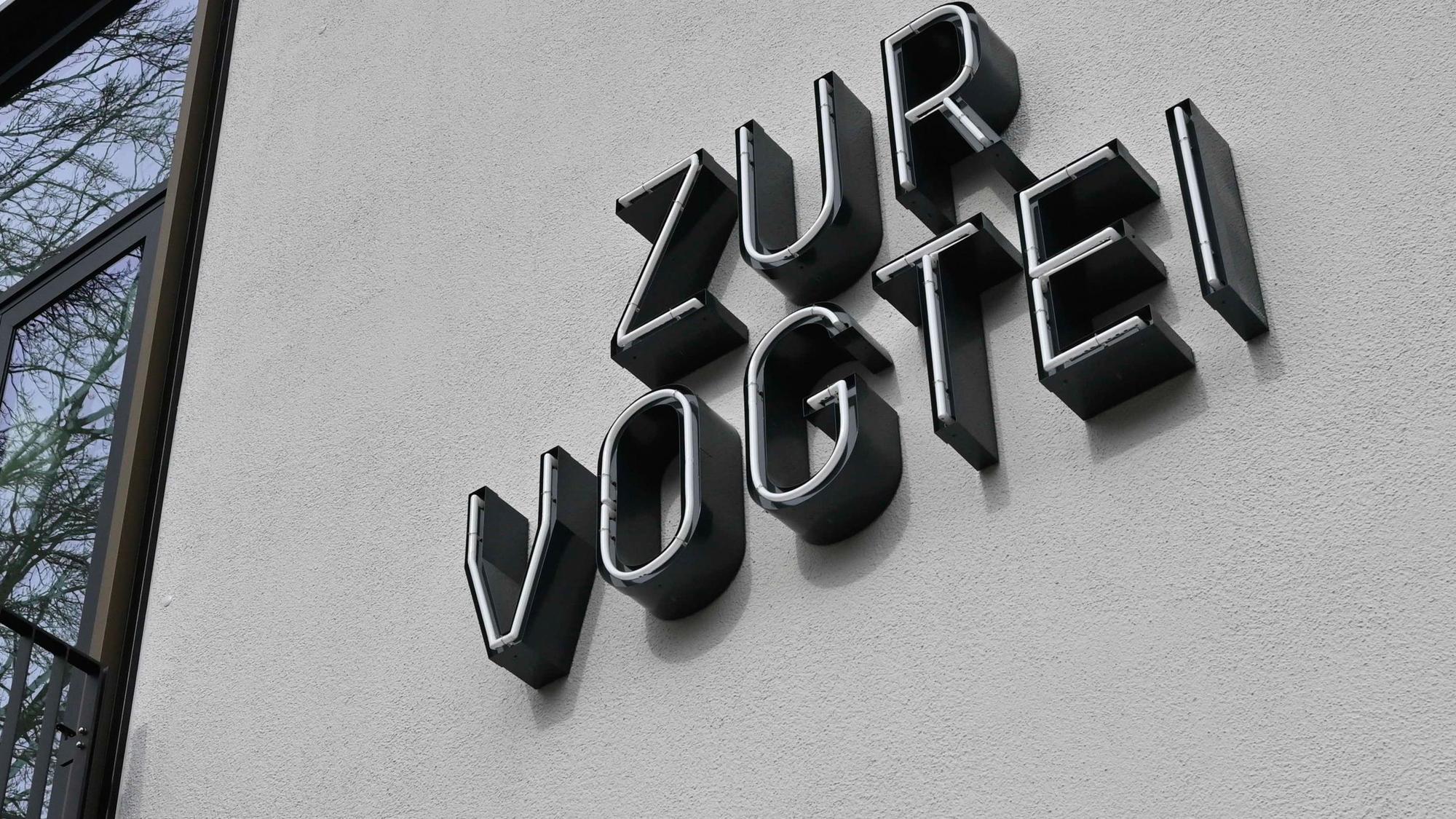 Eine Leuchtschrift an einer Fassade: Zur Vogtei.