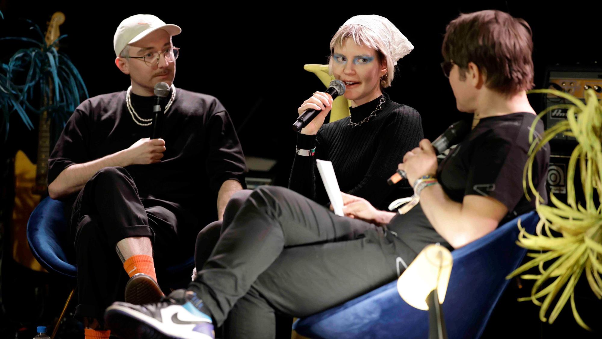 Jan Klaas Müller gastierte mit der Band „TRÄNEN“ aus Chemnitz, bestehend aus der Sängerin Gwen Dolyn (Mitte) und dem Kraftklub-Gitarristen Steffen Israel (links).