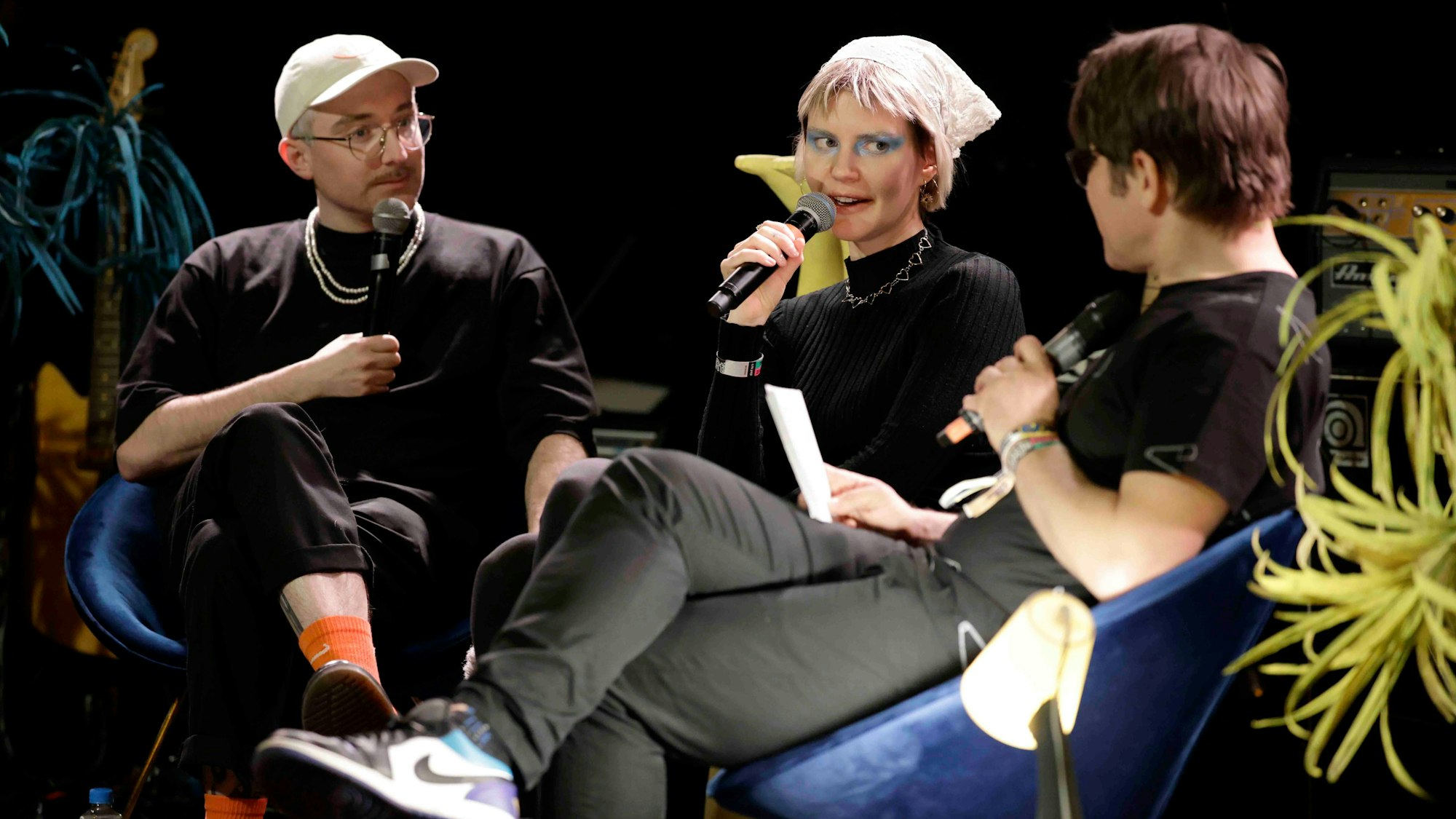 Jan Klaas Müller gastierte mit der Band „TRÄNEN“ aus Chemnitz, bestehend aus der Sängerin Gwen Dolyn (Mitte) und dem Kraftklub-Gitarristen Steffen Israel (links).