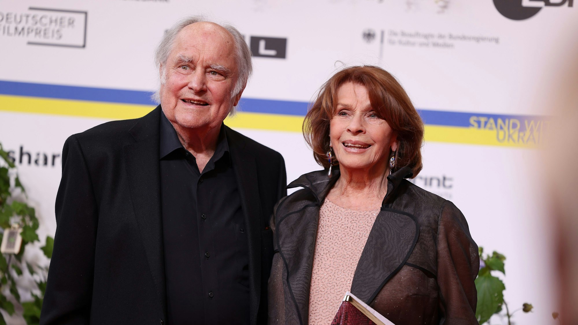 Schauspielerin Senta Berger und ihr Ehemann, Regisseur Michael Verhoeven, kommen zur Verleihung des Deutschen Filmpreises.