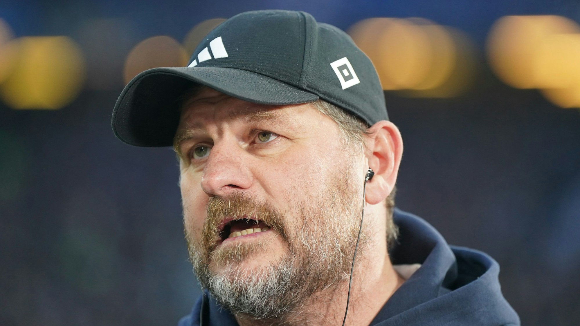 Steffen Baumgart, Trainer des Fußball-Zweitligisten Hamburger SV, steht vor einem Spiel am Mikrofon und beantwortet Fragen.