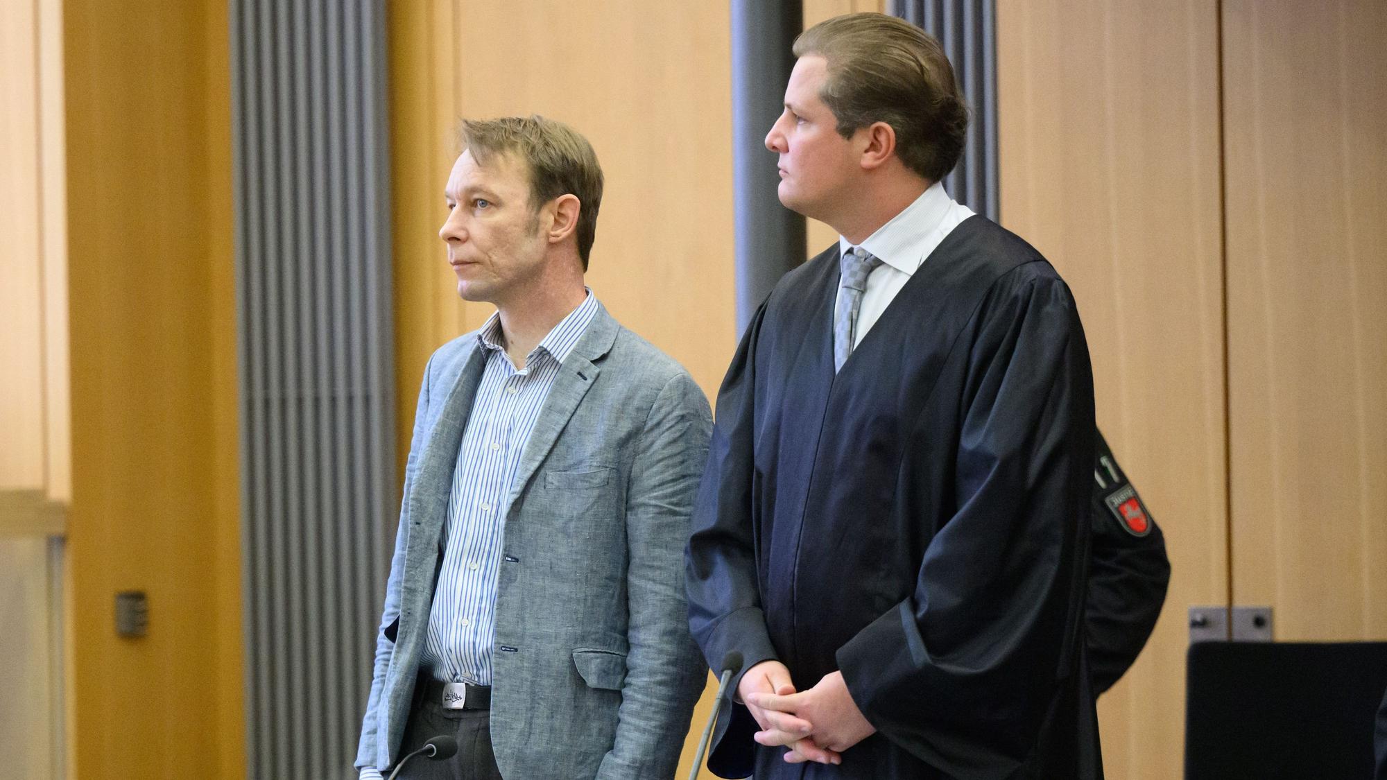 Der Angeklagte Christian B. (l) steht im Gerichtssaal im Landgericht Braunschweig neben seinem Anwalt Friedrich Fülscher. (Archivbild)