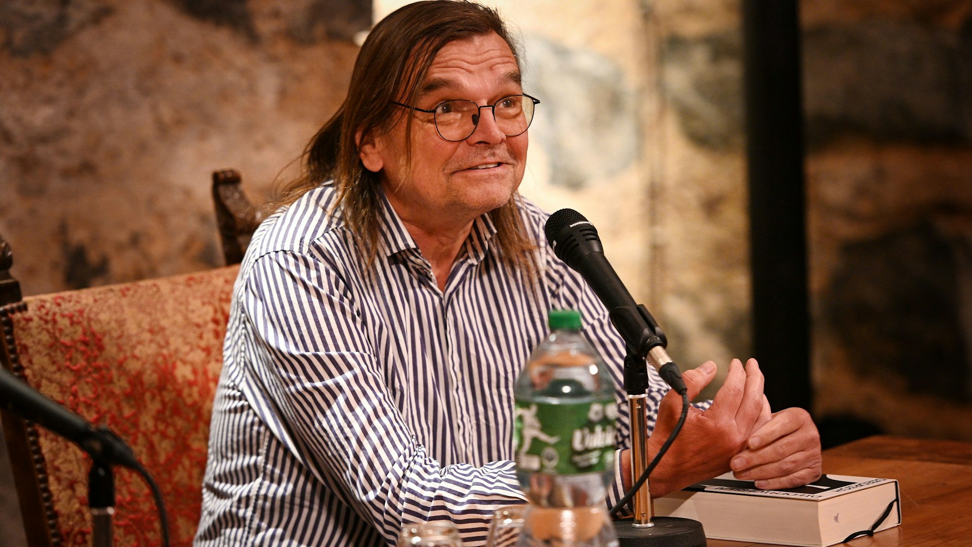 25.04.2024, Köln, Sancta Clara Keller: Diedrich Diederichsen bei einer Lesung