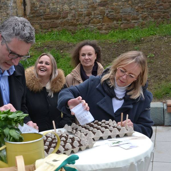 Sabine Preiser-Marian und Norbert Crump schütten Pflanzensamen in einen Eierkarton.