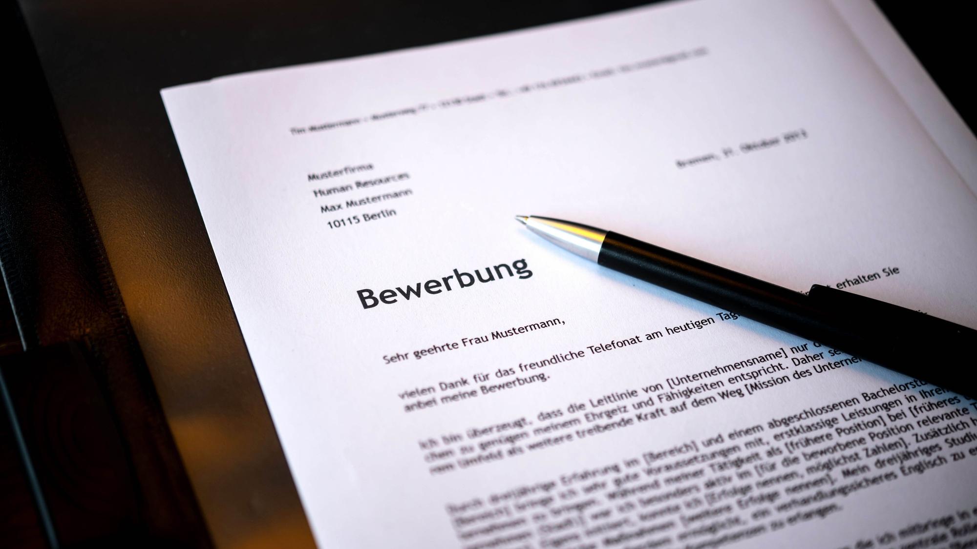 Schlechte Chancen für ältere Bewerberinnen und Bewerber: Die Benachteiligung fängt oft schon bei der Personalbeschaffung an.