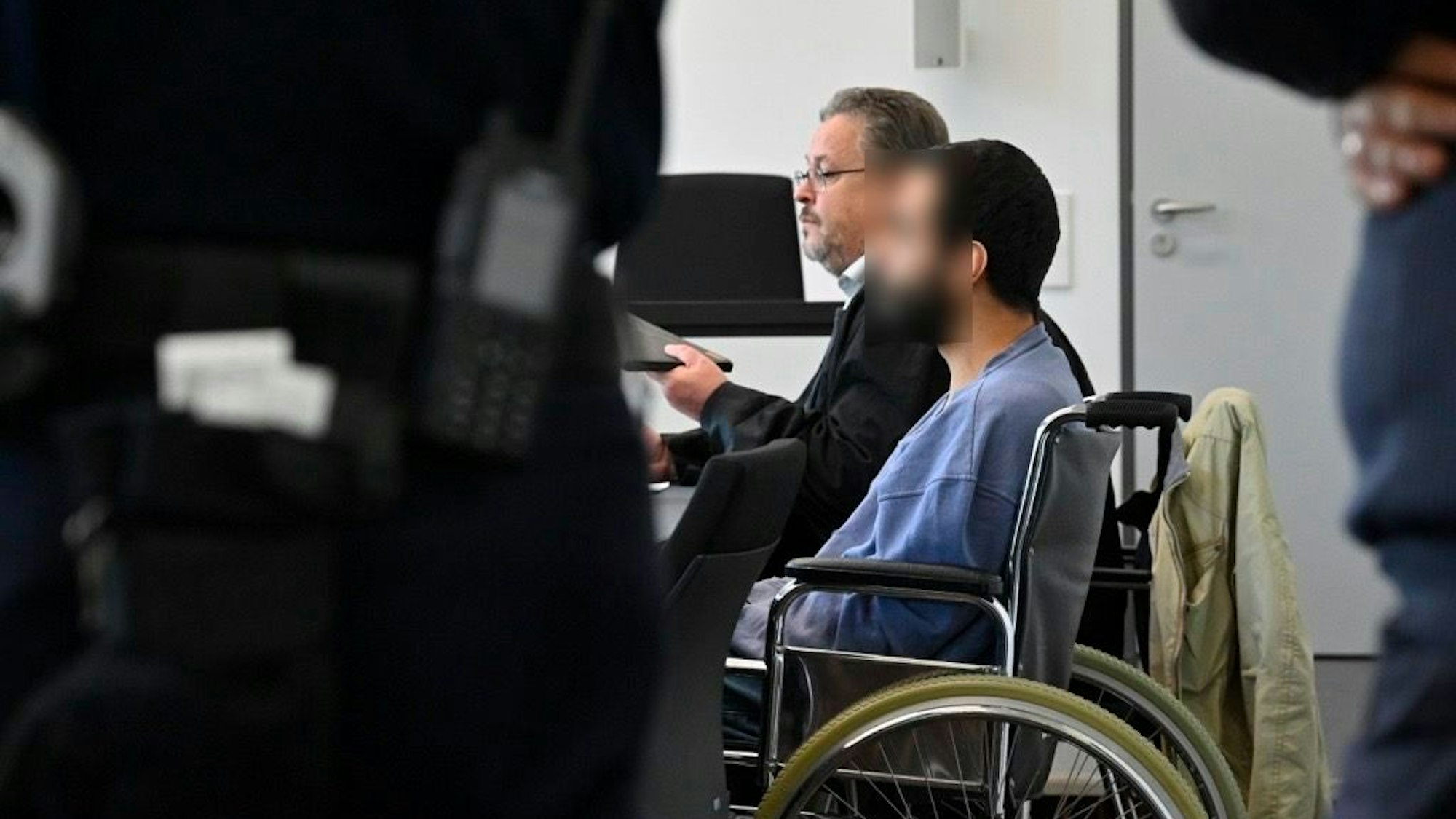 Der Angeklagte im Rollstuhl.