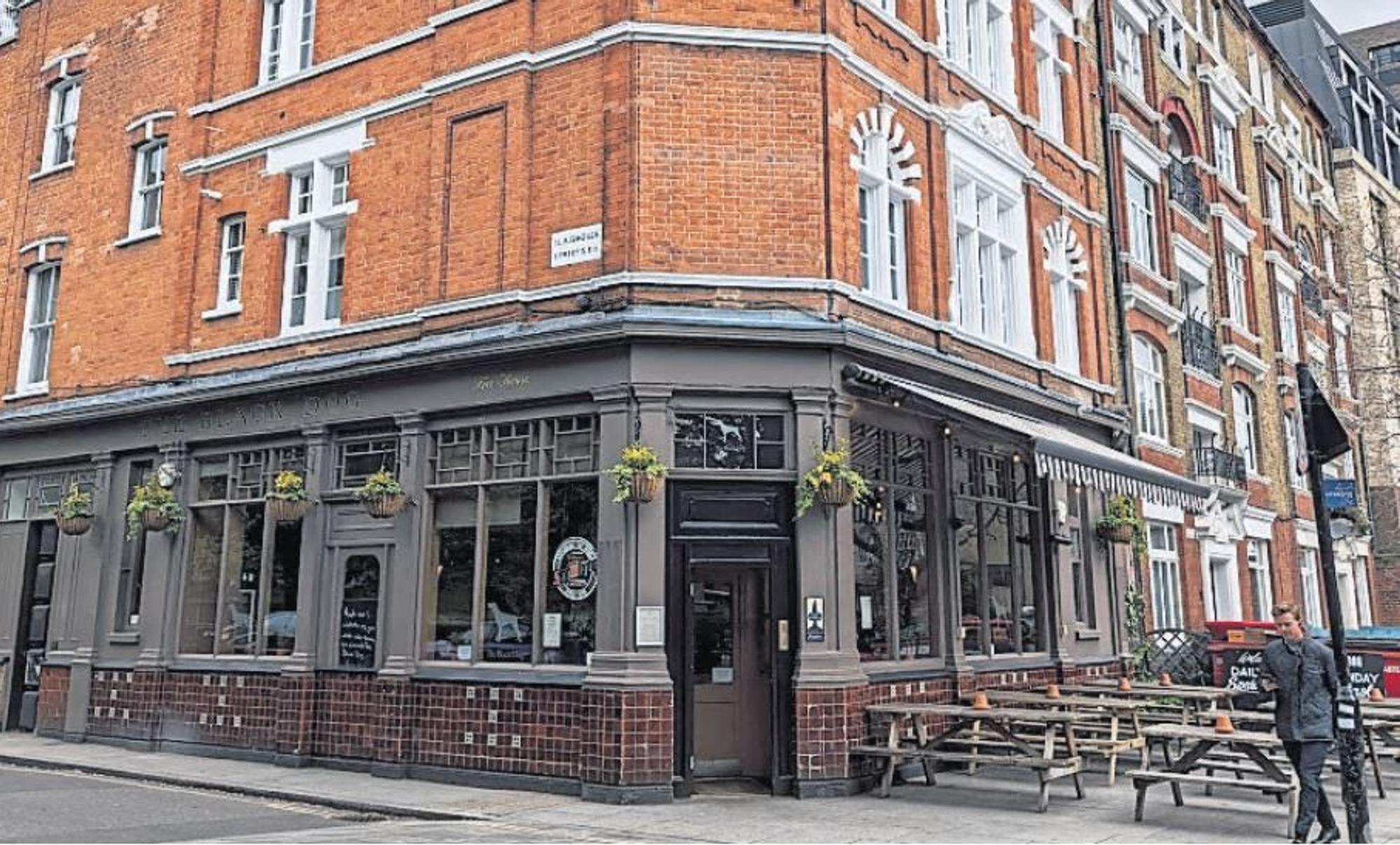 Pilgerstätte für „Swifties“: das Pub „The Black Dog“. Susanne Ebner