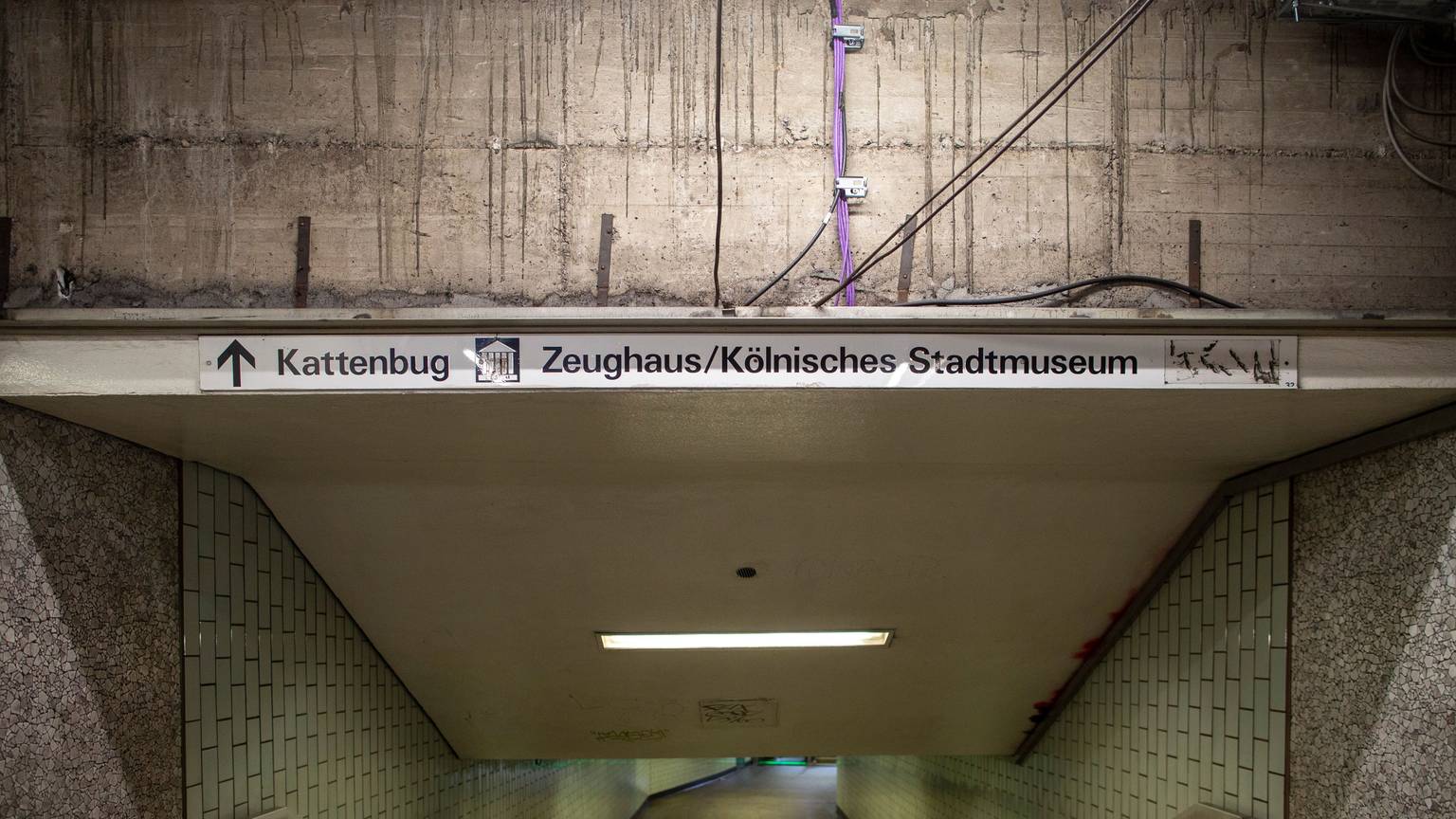 rostlos und verwahrlost: Die Haltestelle Appellhofplatz ist ein schäbiger Ort und wird vemehrt von Drogensüchtigen als Rückzugsort genutzt.