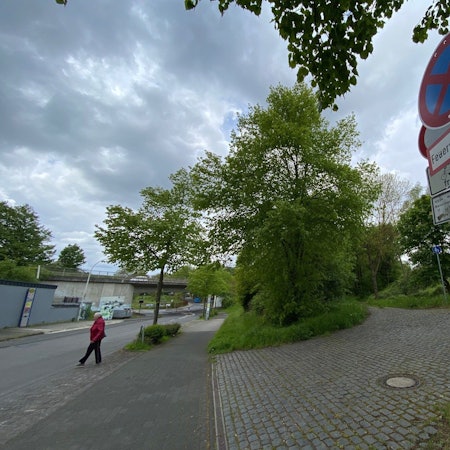 Zu sehen ist die Talstraße in Brühl-Kierberg.