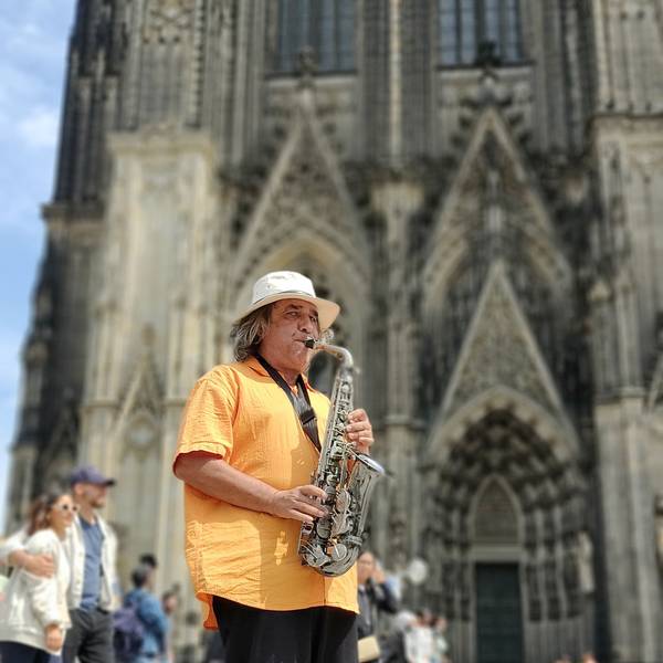 05.09.2022 Ein Straßenmusiker spielt vor dem Dom Saxofon
