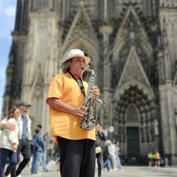 05.09.2022 Ein Straßenmusiker spielt vor dem Dom Saxofon
