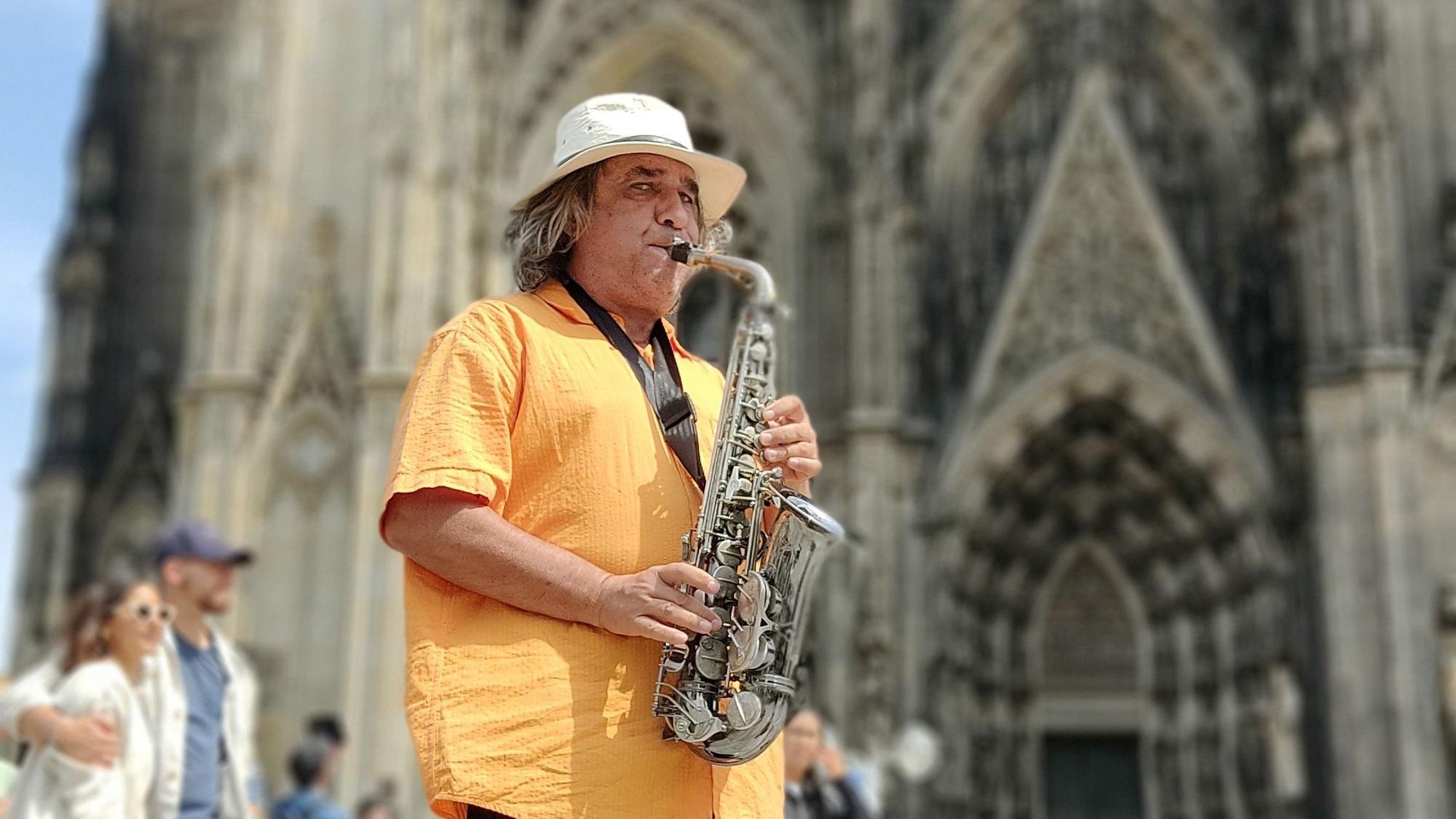 05.09.2022 Ein Straßenmusiker spielt vor dem Dom Saxofon