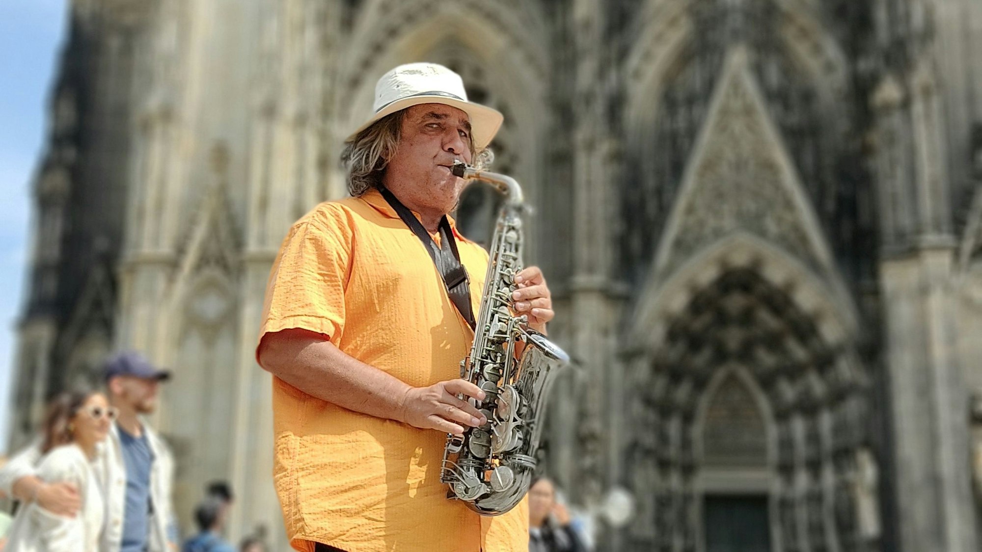 05.09.2022 Ein Straßenmusiker spielt vor dem Dom Saxofon
