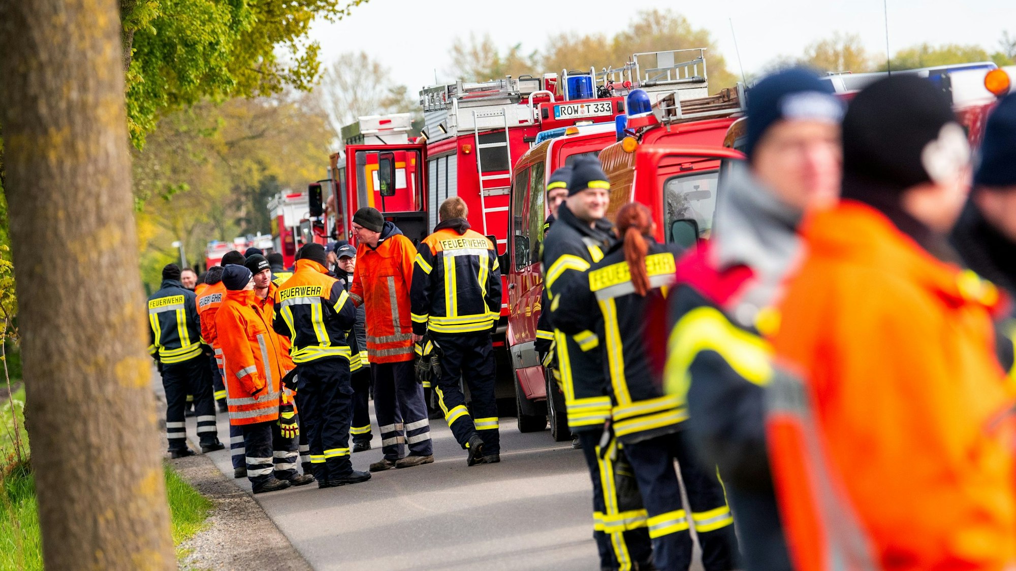 Feuerwehrleute bei einer Einsatzbesprechung im niedersächsischen Bremervörde. Die Einsatzkräfte suchen seit Montagabend (22. April) nach dem vermissten Arian. Der autistische Junge ist aus ungeklärten Gründen aus seinem Heim  verschwunden.