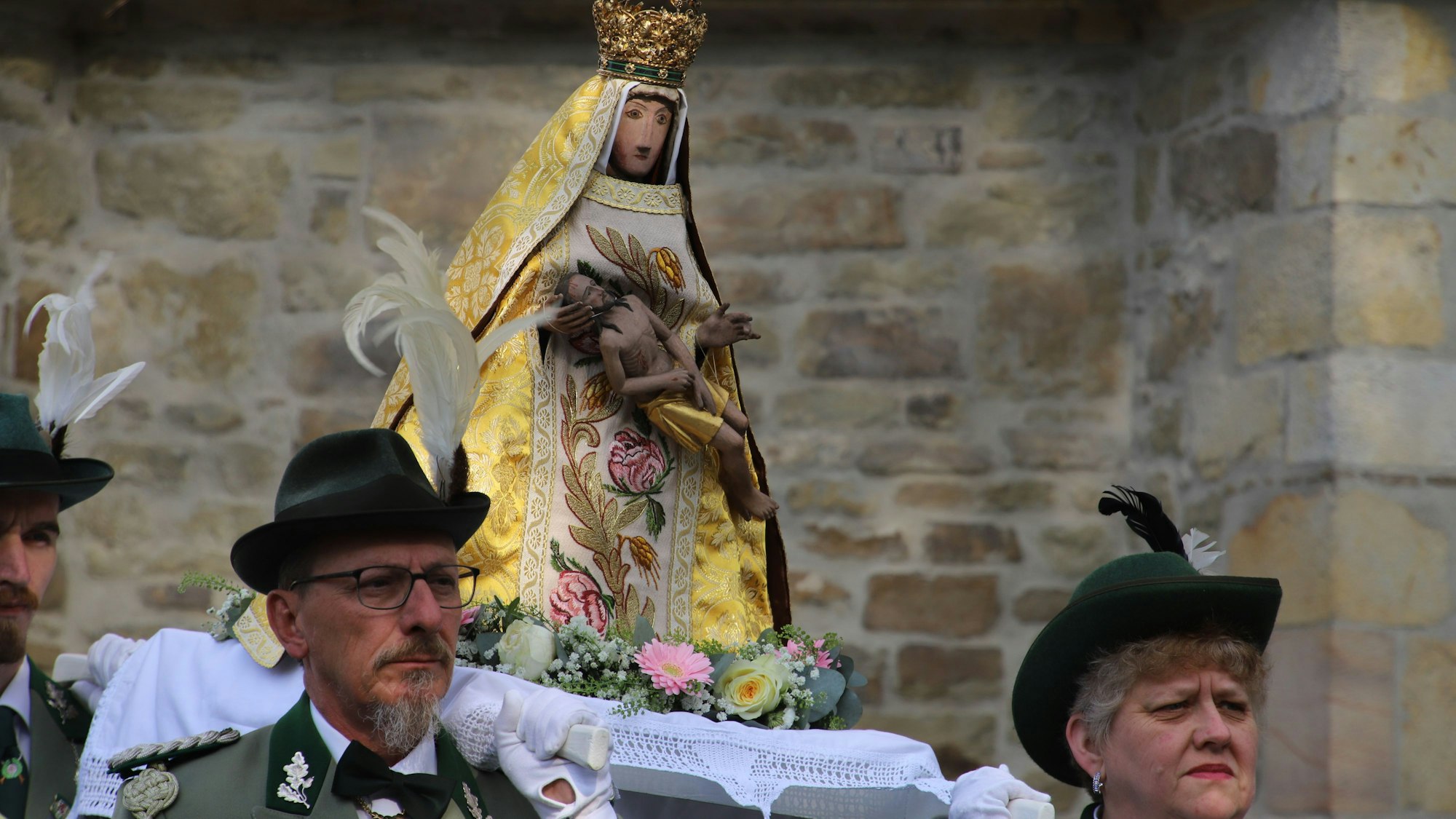 Schützen trugen das Gnadenbild der schmerzhaften Mutter durch Bödingen.
