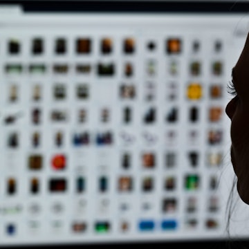 Auf einem unscharfen Bildschirm sind Kästchen zu sehen, auf die eine Frau im Dunkeln schaut. (Symbolbild)