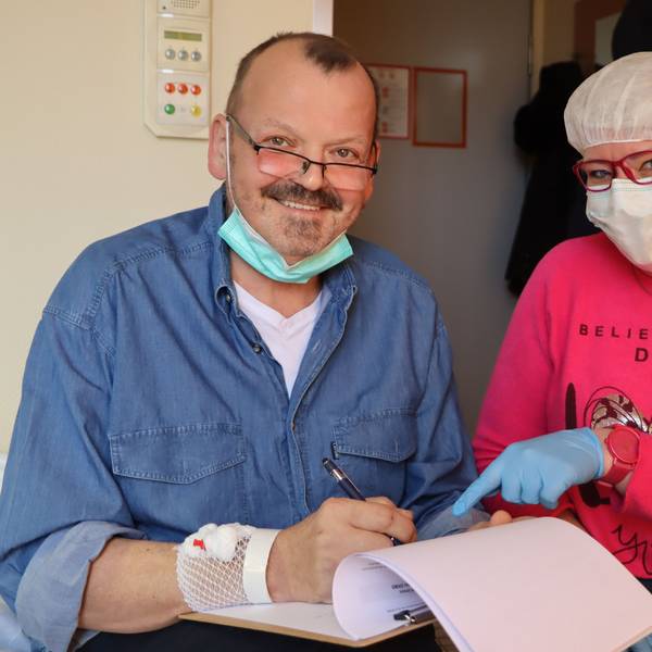 Auf dem Foto sind Peter Kühweidler und Michaela Engels-Bremer im Johanniter-Krankenhaus in Bonn zu sehen.