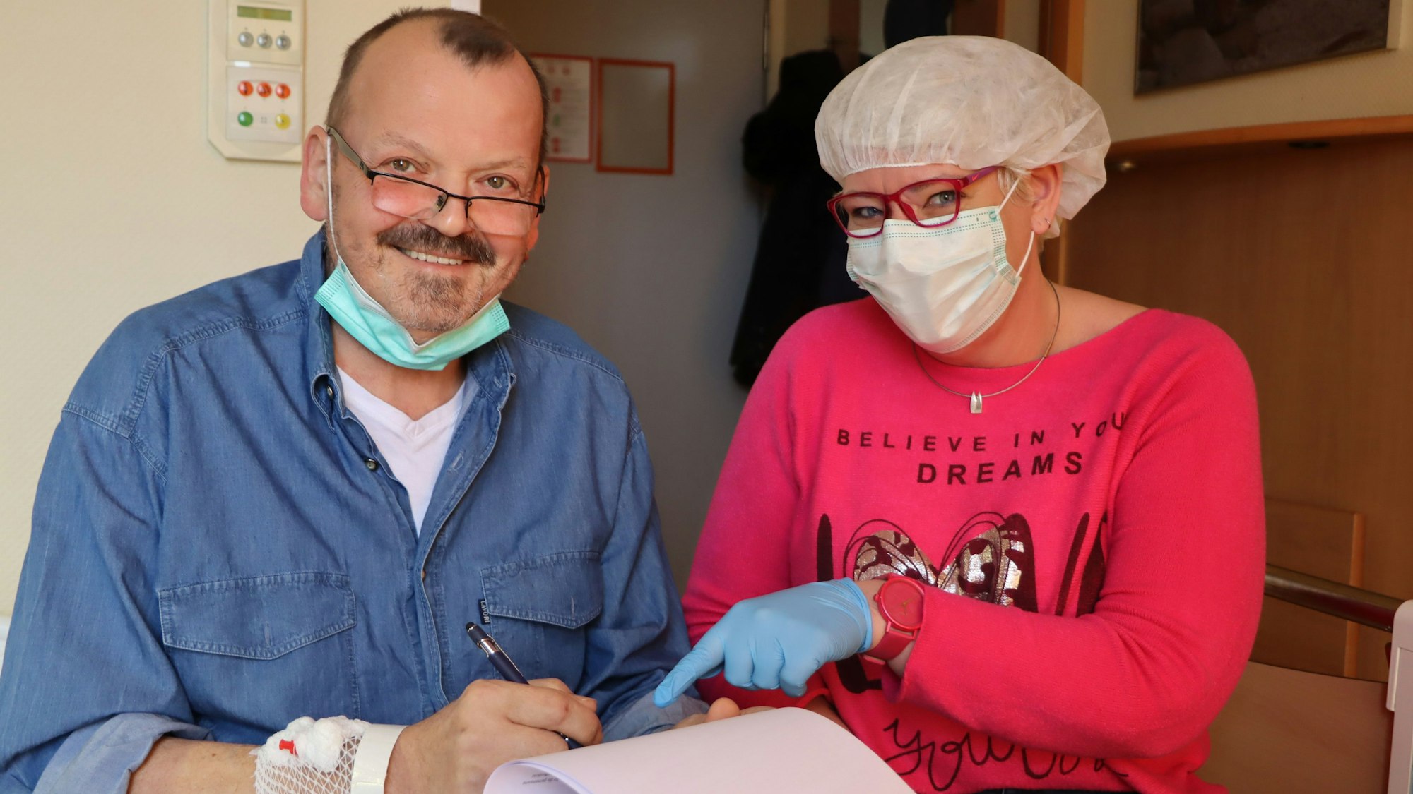 Zu sehen sind Michaela Engels von der KG Löstige Postillione und Peter Kühweidler.