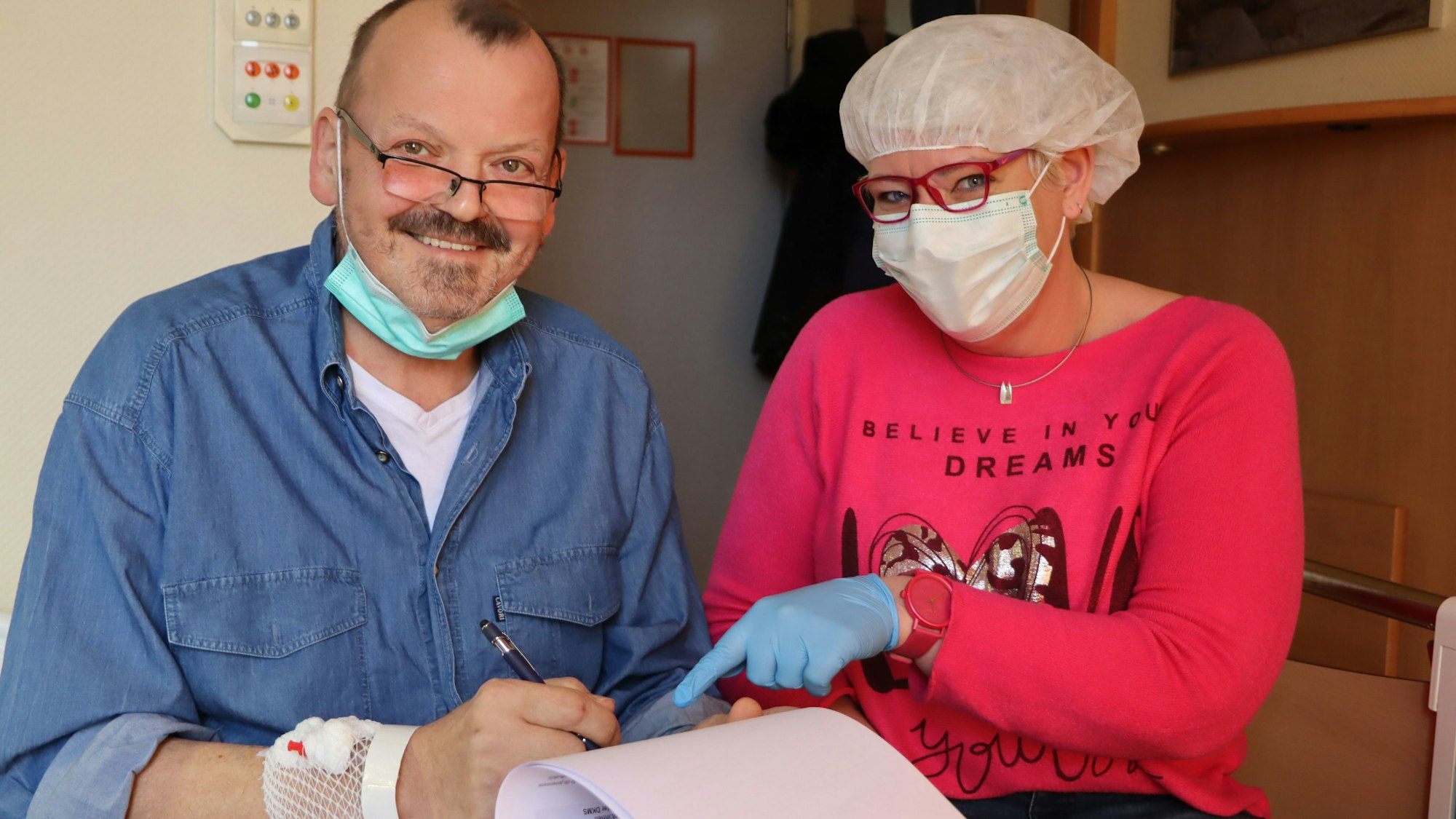 Auf dem Foto sind Peter Kühweidler und Michaela Engels-Bremer im Johanniter-Krankenhaus in Bonn zu sehen.