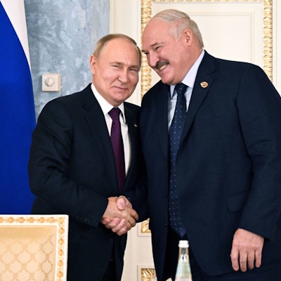 Kremlchef Wladimir Putin (l.) zusammen mit dem belarussischen Diktator Alexandr Lukaschenko. Der Belarusse hat mit dem Einsatz russischer Atomwaffen gedroht, sollte Belarus angegriffen werden. (Archivbild)