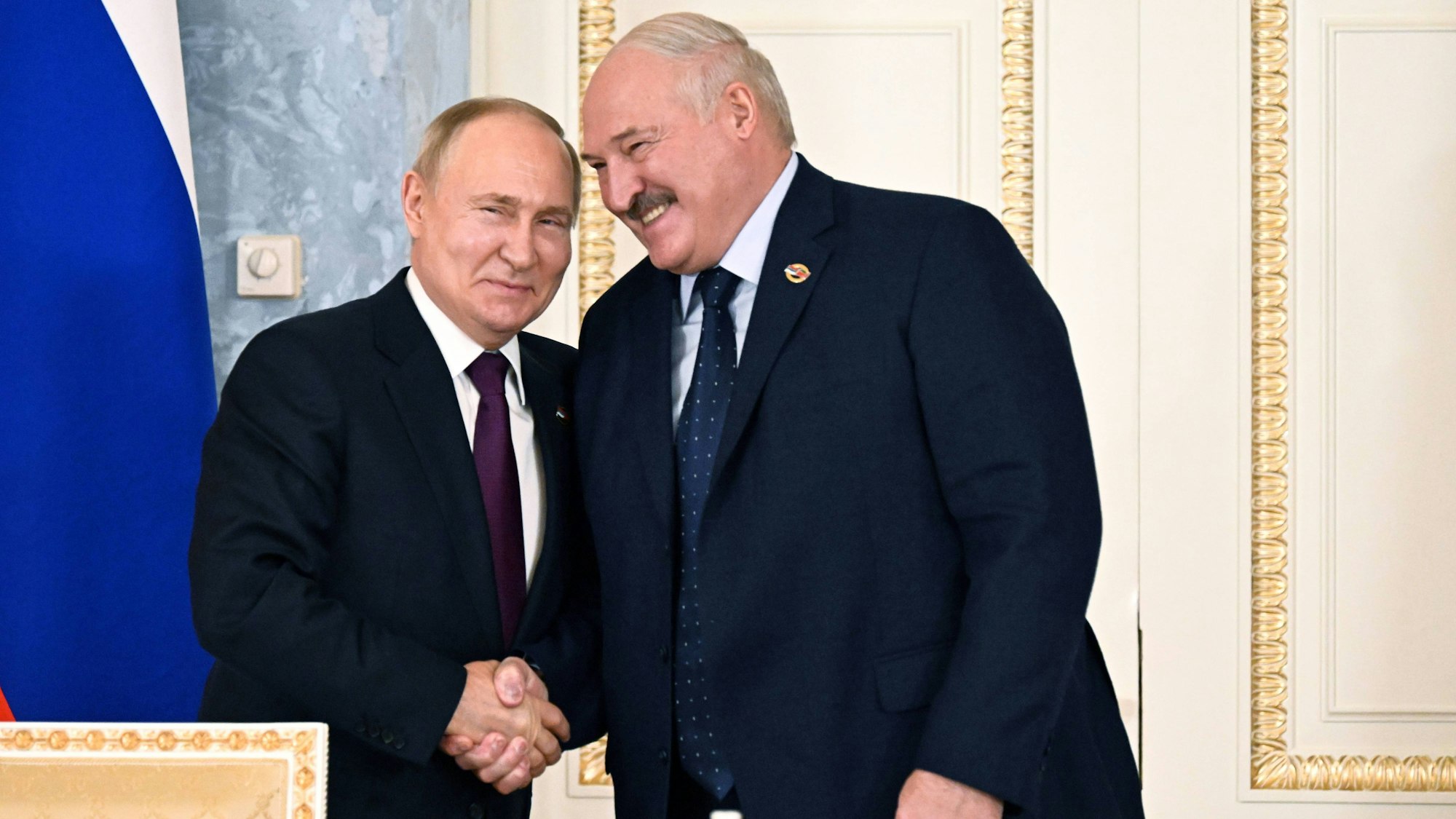 Kremlchef Wladimir Putin (l.) zusammen mit dem belarussischen Diktator Alexandr Lukaschenko. Der Belarusse hat mit dem Einsatz russischer Atomwaffen gedroht, sollte Belarus angegriffen werden. (Archivbild)
