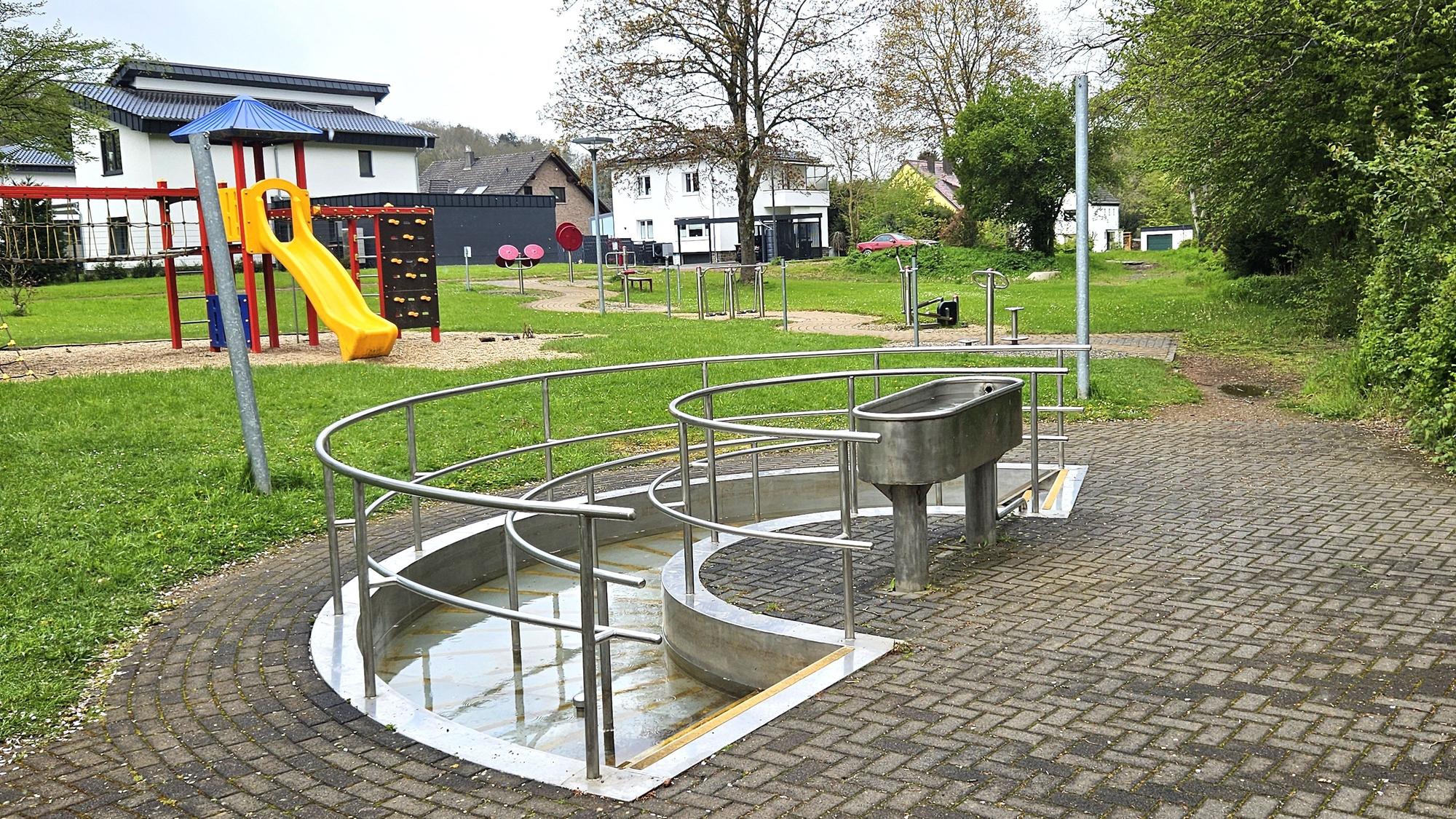 Blick auf eines der Kneipp-Angebote mit Wasserbecken.