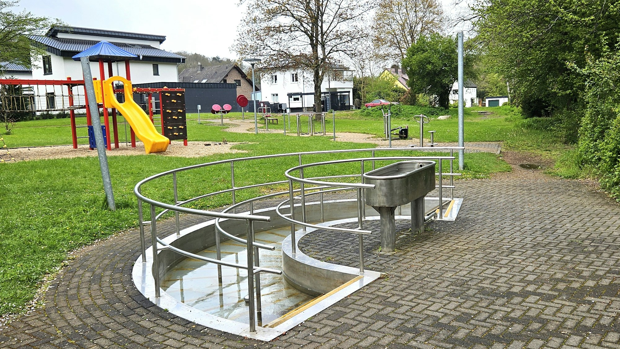 Blick auf eines der Kneipp-Angebote mit Wasserbecken.