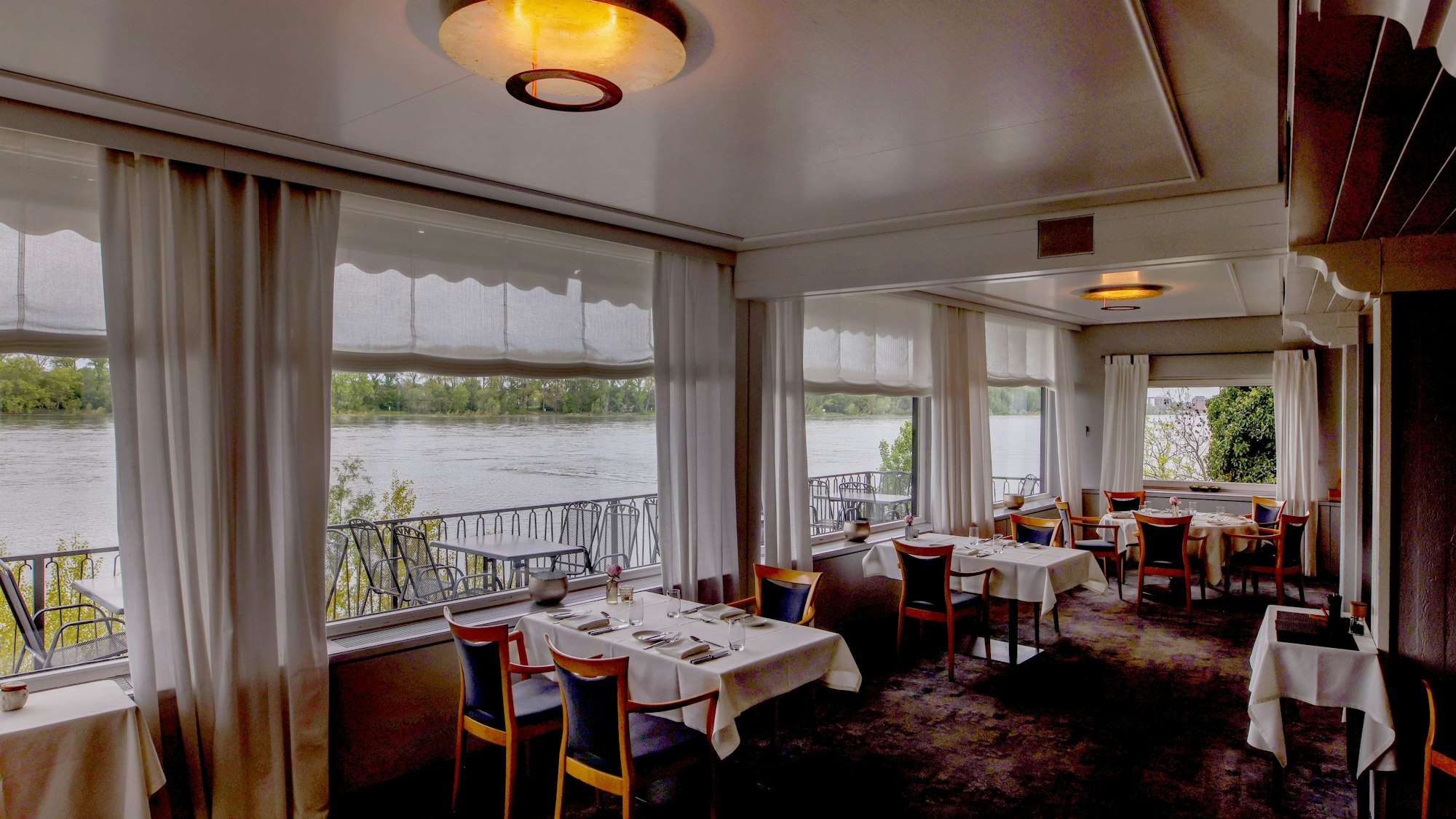 Gastraum im Zur Tant mit Blick auf den Rhein.