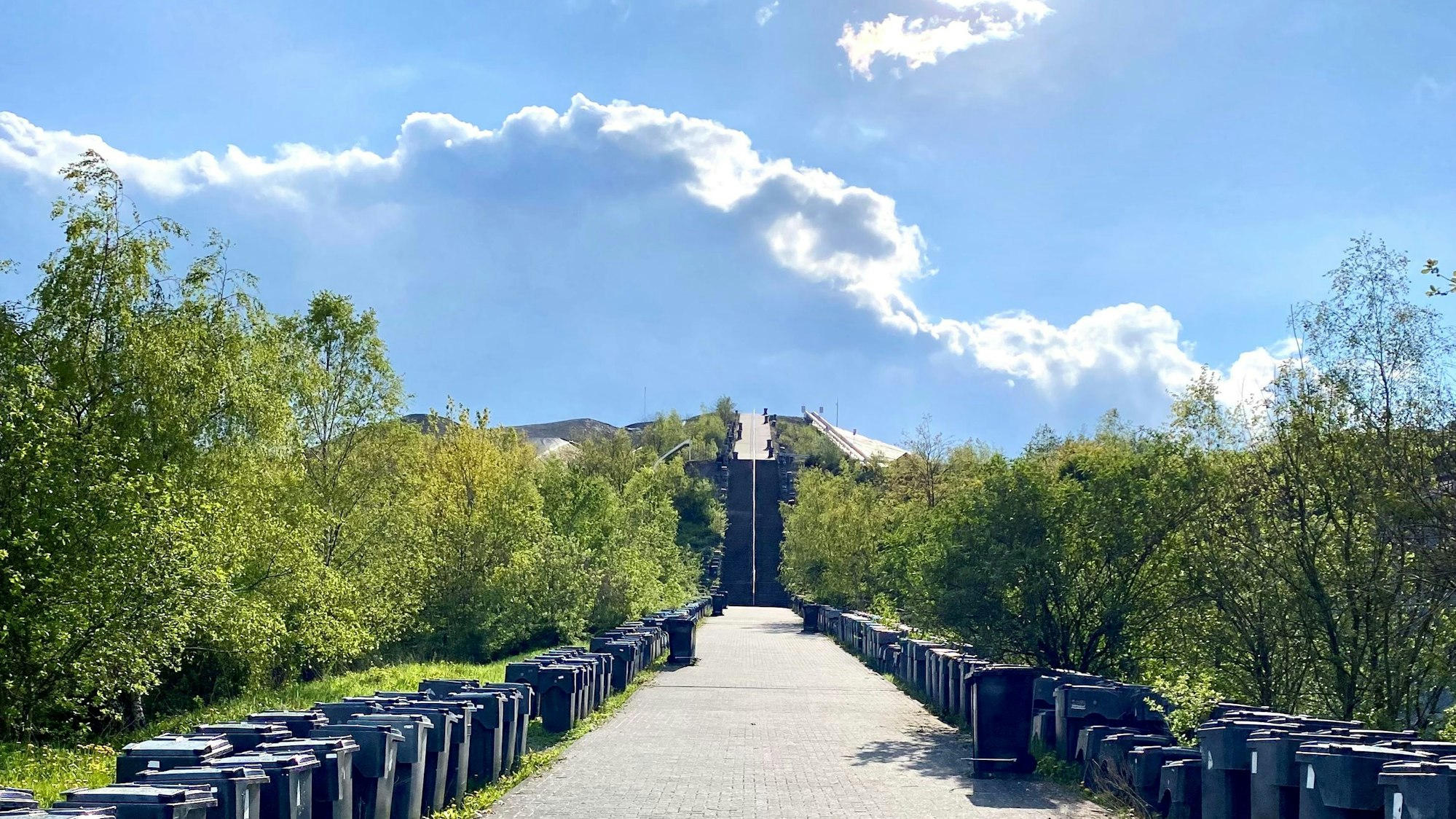 Das Metabolon in Lindlar: Am Rande einer Treppe stehen Mülltonnen.