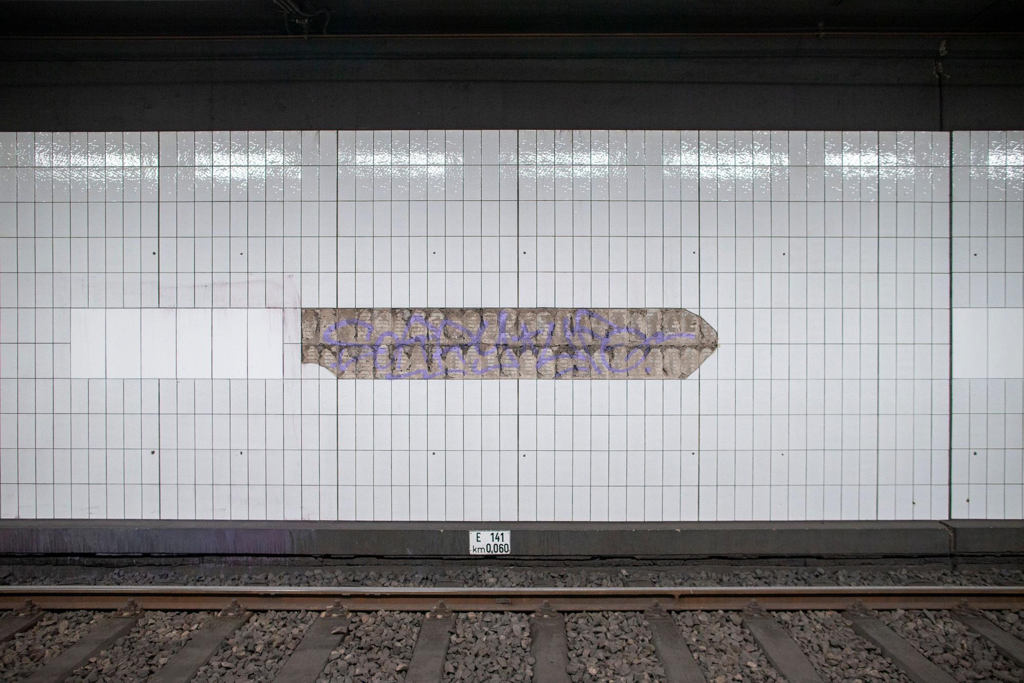 In der U-Bahn-Station ist vieles kaputt - wie dieser Fliesenspiegel.